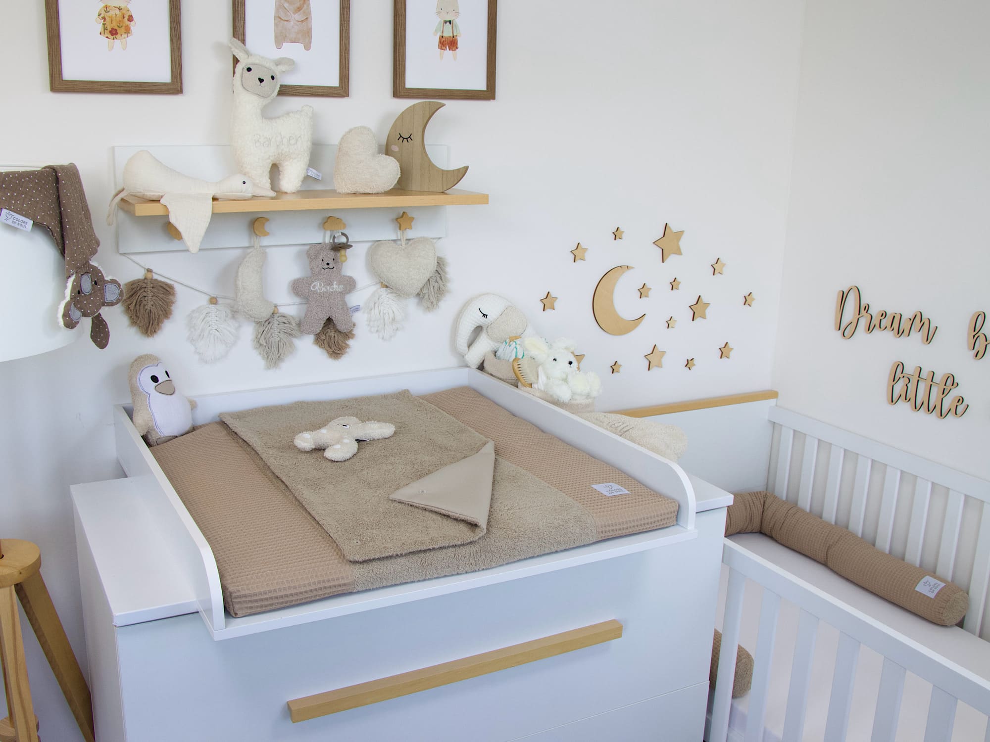 Nahaufnahme Wickelauflage mit Bezug und Inlett – Frottee und Waffelpique in warmem Dunkelbeige, liebevoll arrangiert im Babyzimmer.