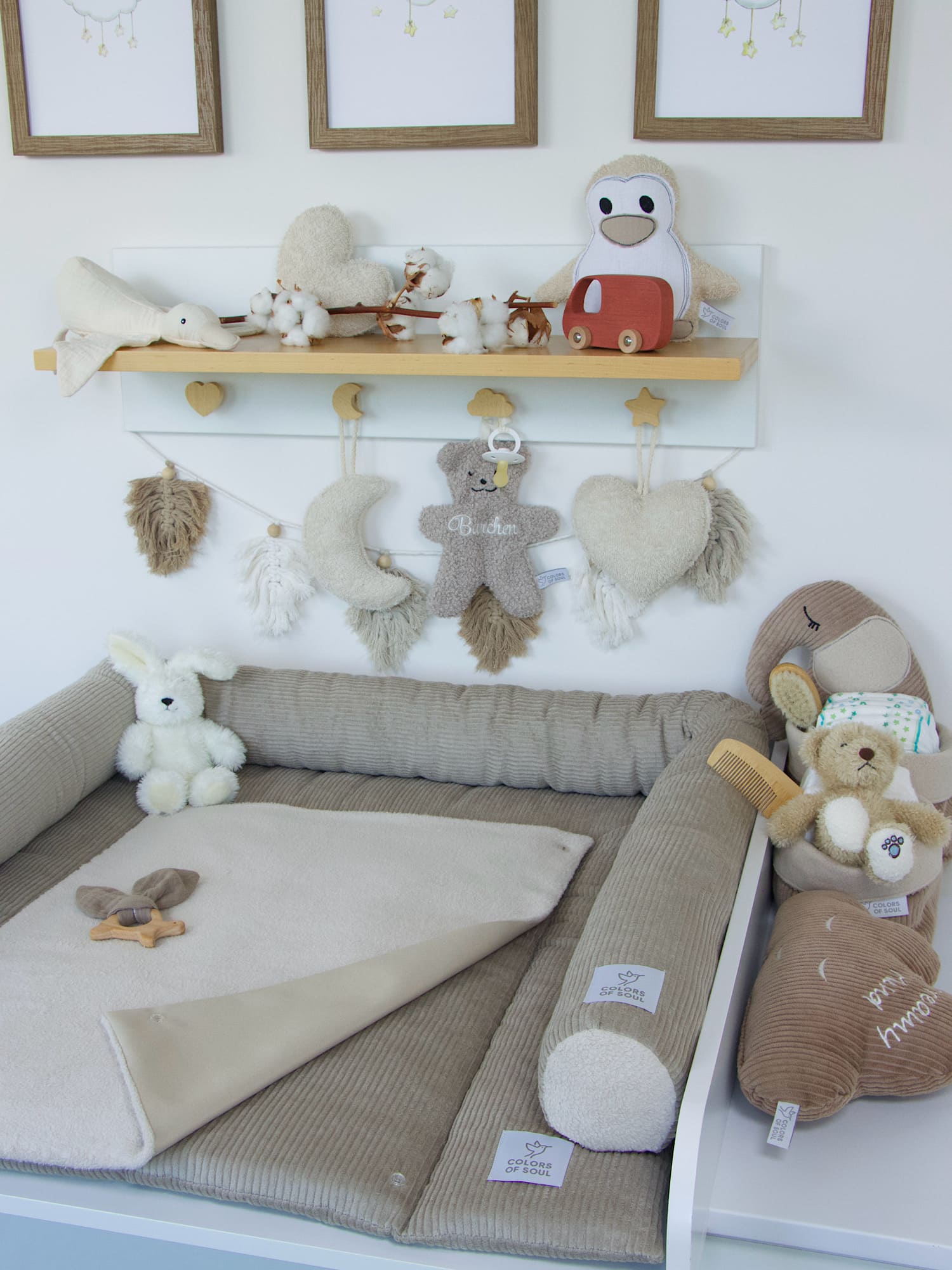 Große handgemachte Wickelauflage aus Cord Beige auf weißem Wickeltisch mit warmen Beigetönen