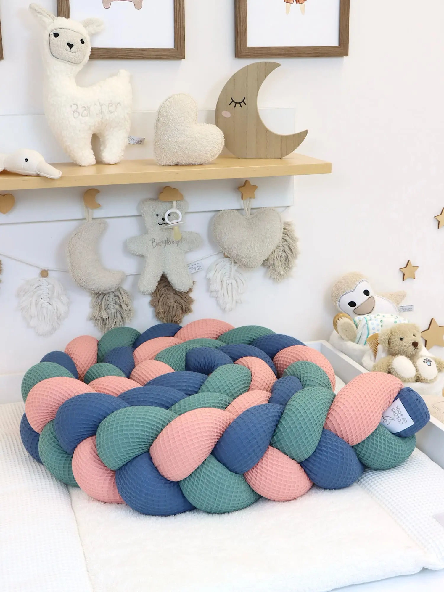 Geflochtene Bettschlange aus Waffelpique in Blush Altgrün und Jeansblau im Babyzimmer