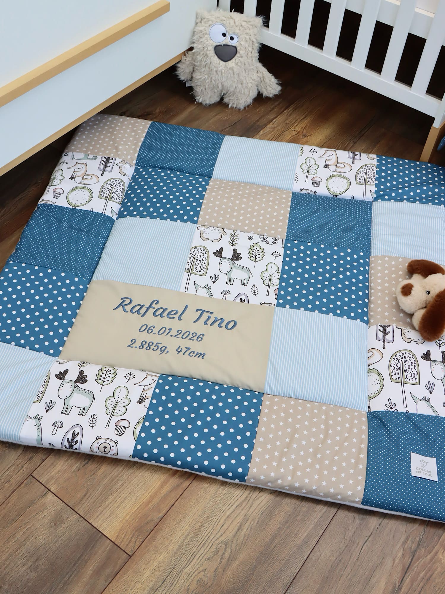Große Patchwork Krabbeldecke mit Waldfreunde Print und blauen sowie beigen Baumwollstoffen
