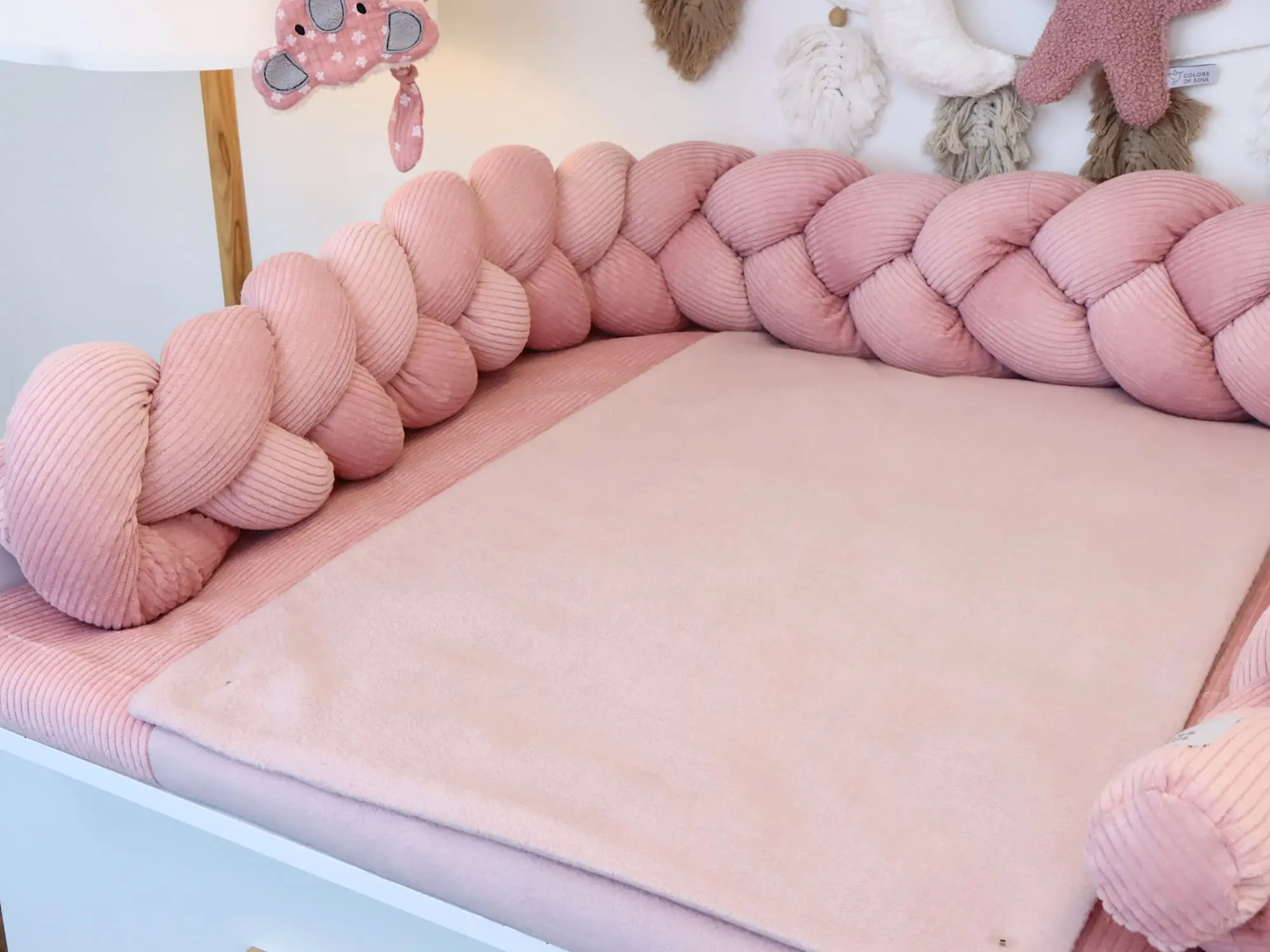 Wickelauflage mit Bettschlange geflochten in Altrosa für romantische und skandinavische Babyzimmer