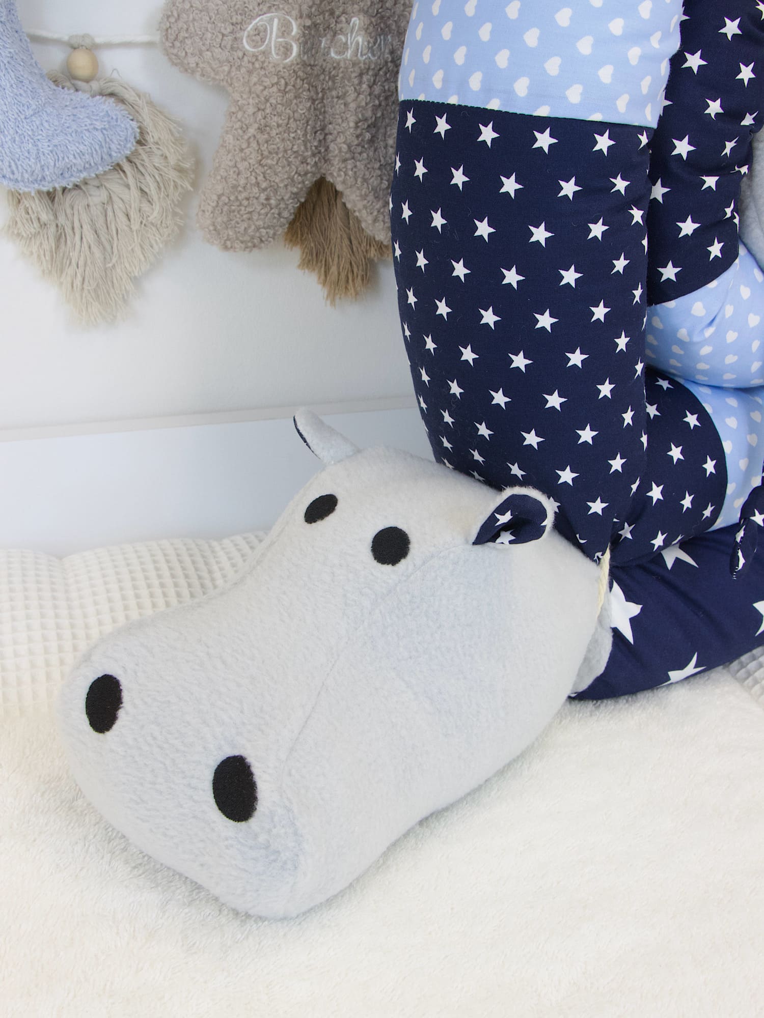 Nilpferd – dunkelblau / blau – handgemachte Bettschlange