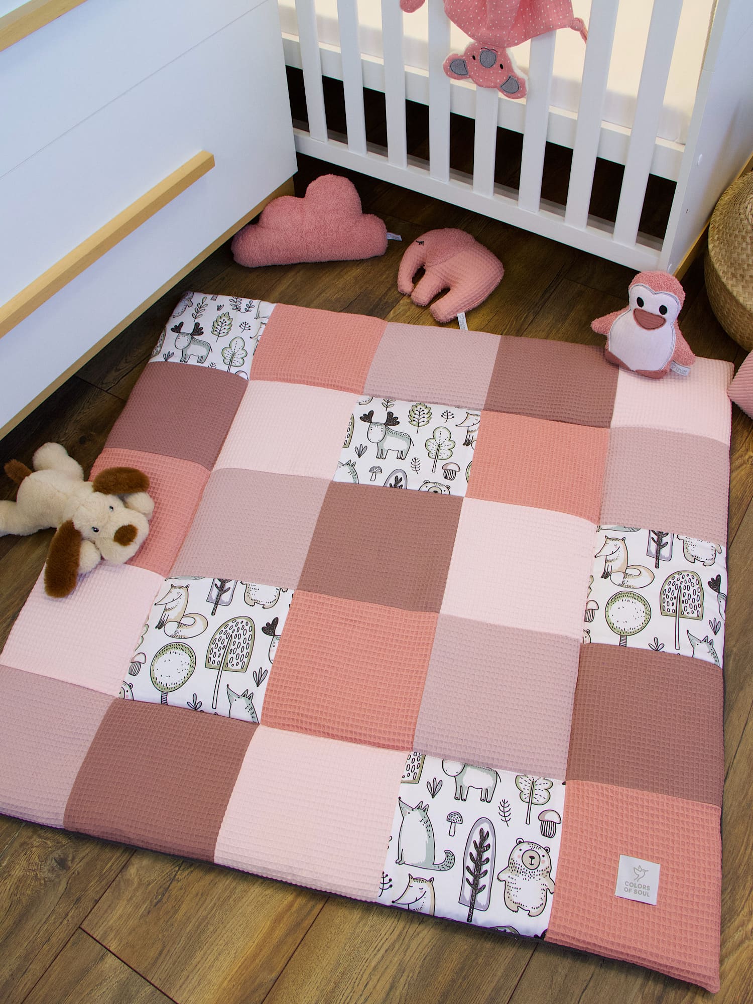 Patchwork Krabbeldecke – Waffelpique rosa / Waldfreunde für das Babyzimmer