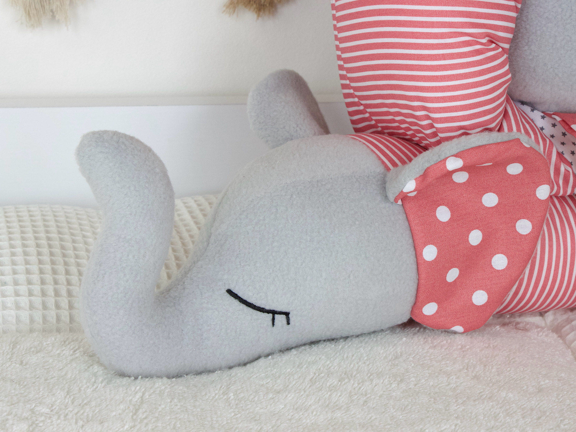 Bettschlange Elefant "Betti" - blush/weiß