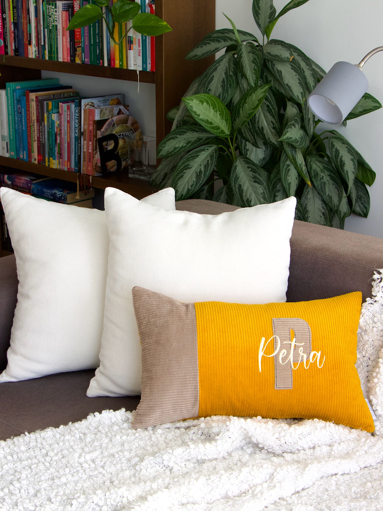Cordkissen personalisiert in Camel & Gelb mit Initiale und Name im modernen Wohnzimmer