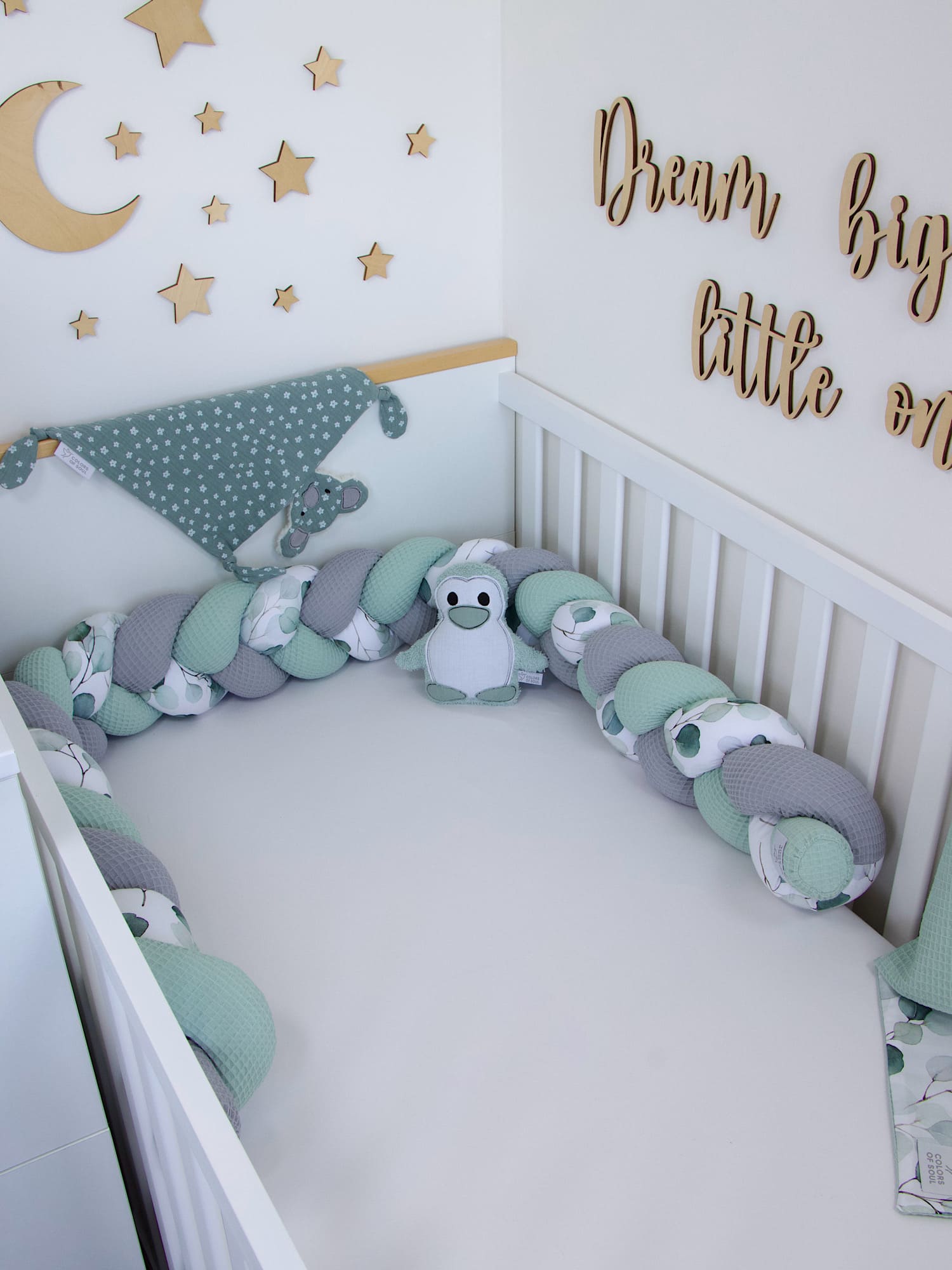 Boho Babyzimmer mit Bettschlange Eukalyptus Aquarell – harmonische Farbkombination aus Grau & Mint
