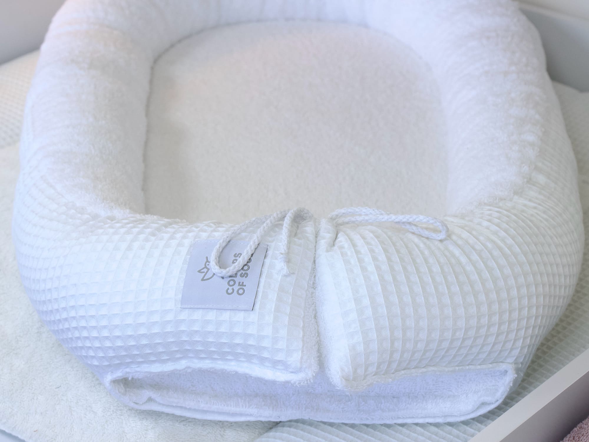 Weißes Babybett-Nestchen – stilvolle Kombination aus Struktur und Weichheit