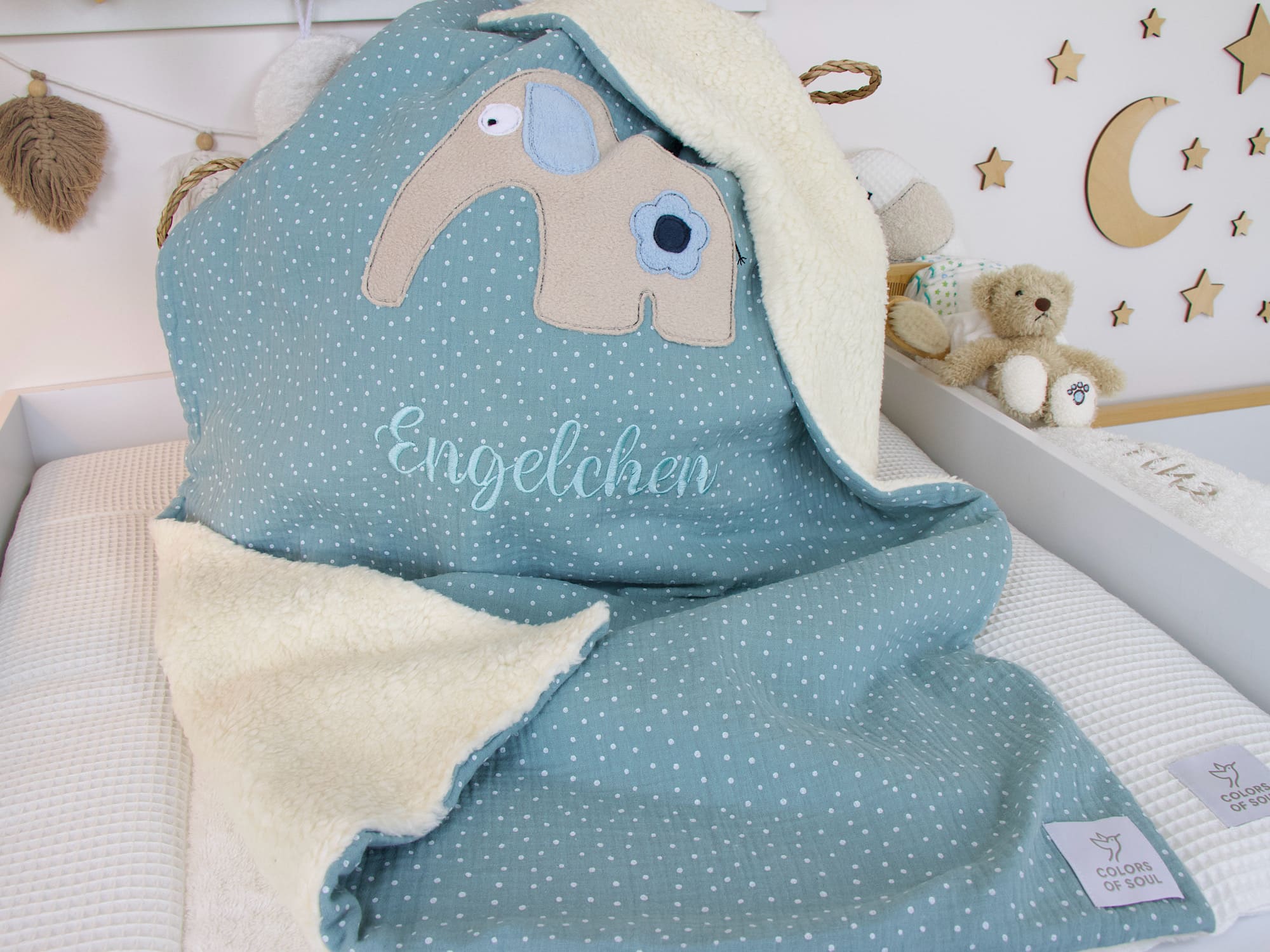 Handgefertigte Babydecke personalisiert Elefant mit Blume – Musselin mit weißen Punkten aqua / Teddyplüsch creme