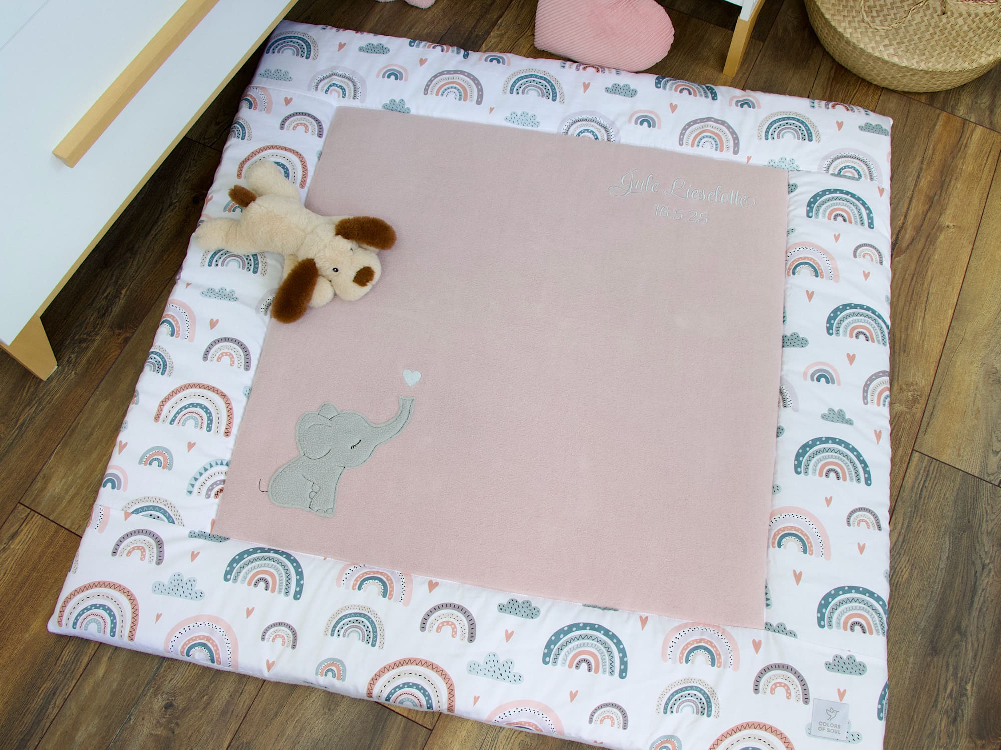 Personalisierte Krabbeldecke - pastell Regenbogen und Herzen / Baumwollfleece altrosa