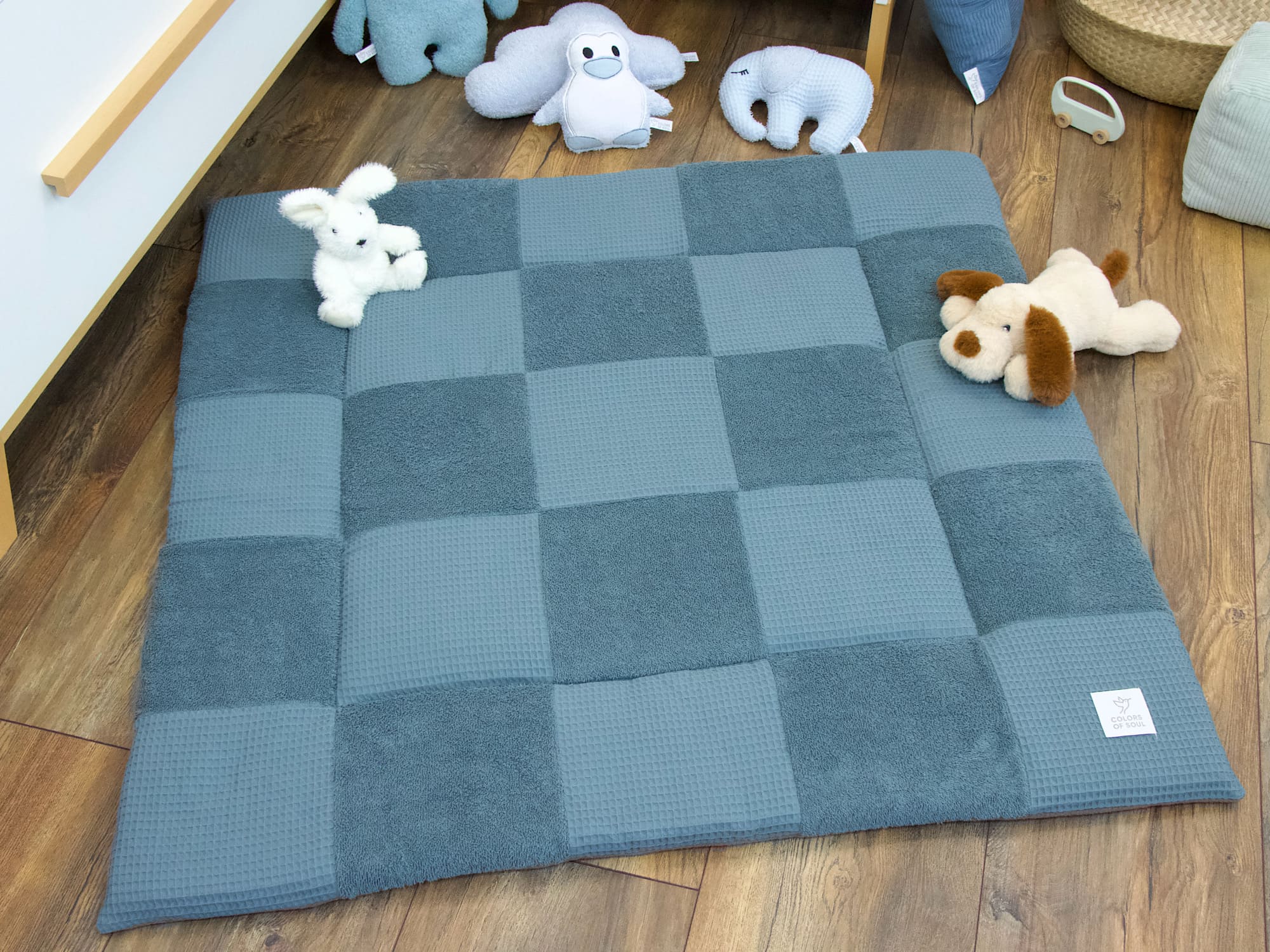 Personalisierte Baby Krabbeldecke in Stahlblau als Spieldecke im Kinderzimmer