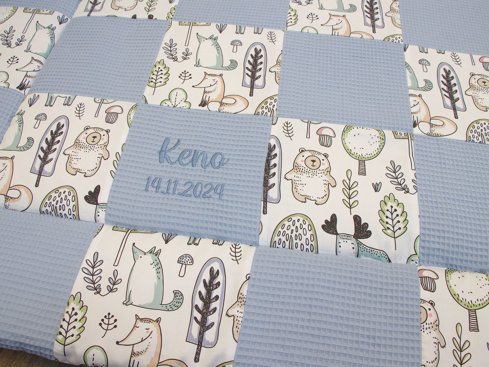 Patchwork Spieldecke fürs Baby in Hellblau mit Waldtier Motiv im Kinderzimmer
