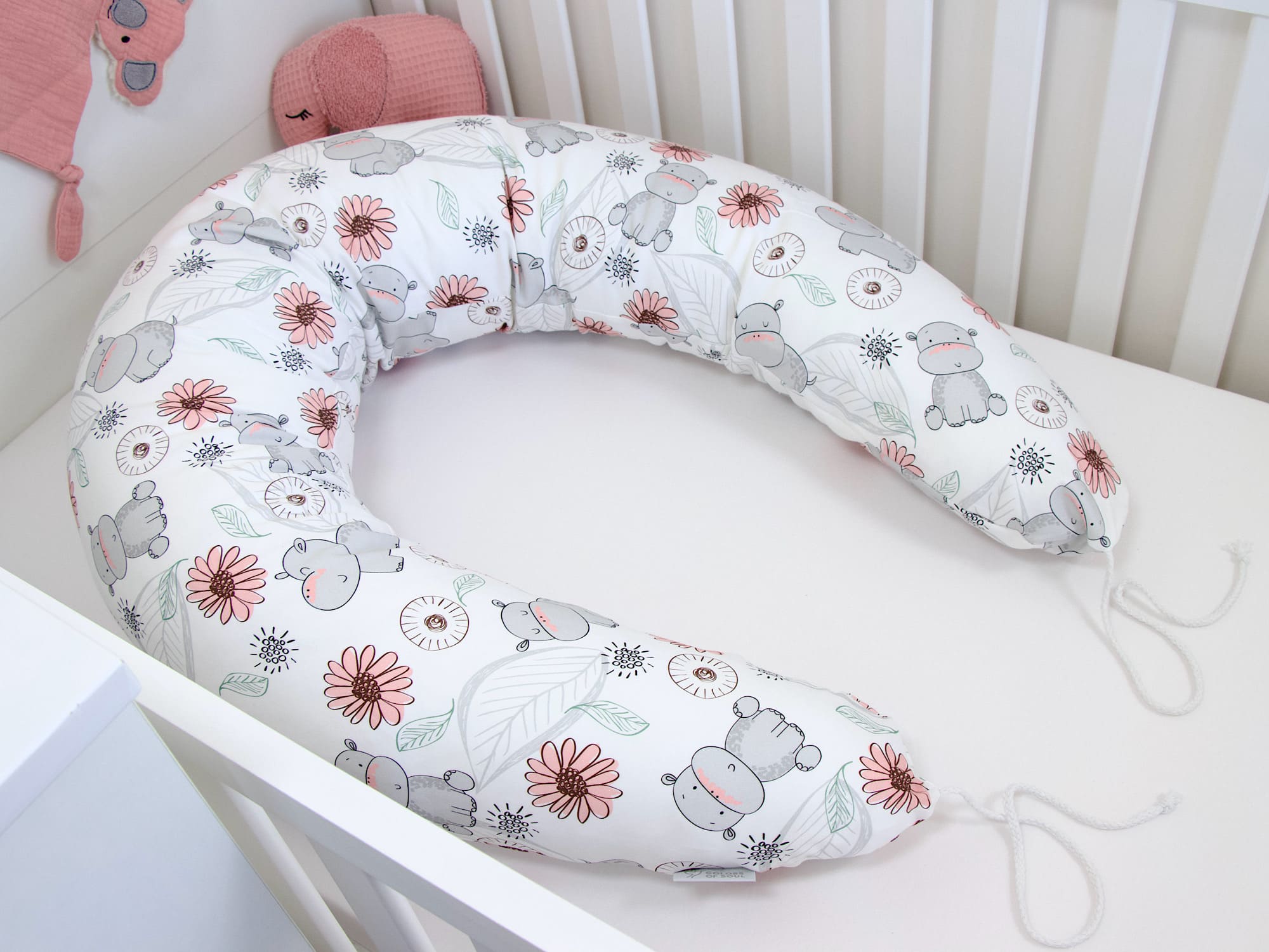 Babyzimmer Einrichtung Stillkissen Nilpferde fröhlich verspielt Tiermotiv