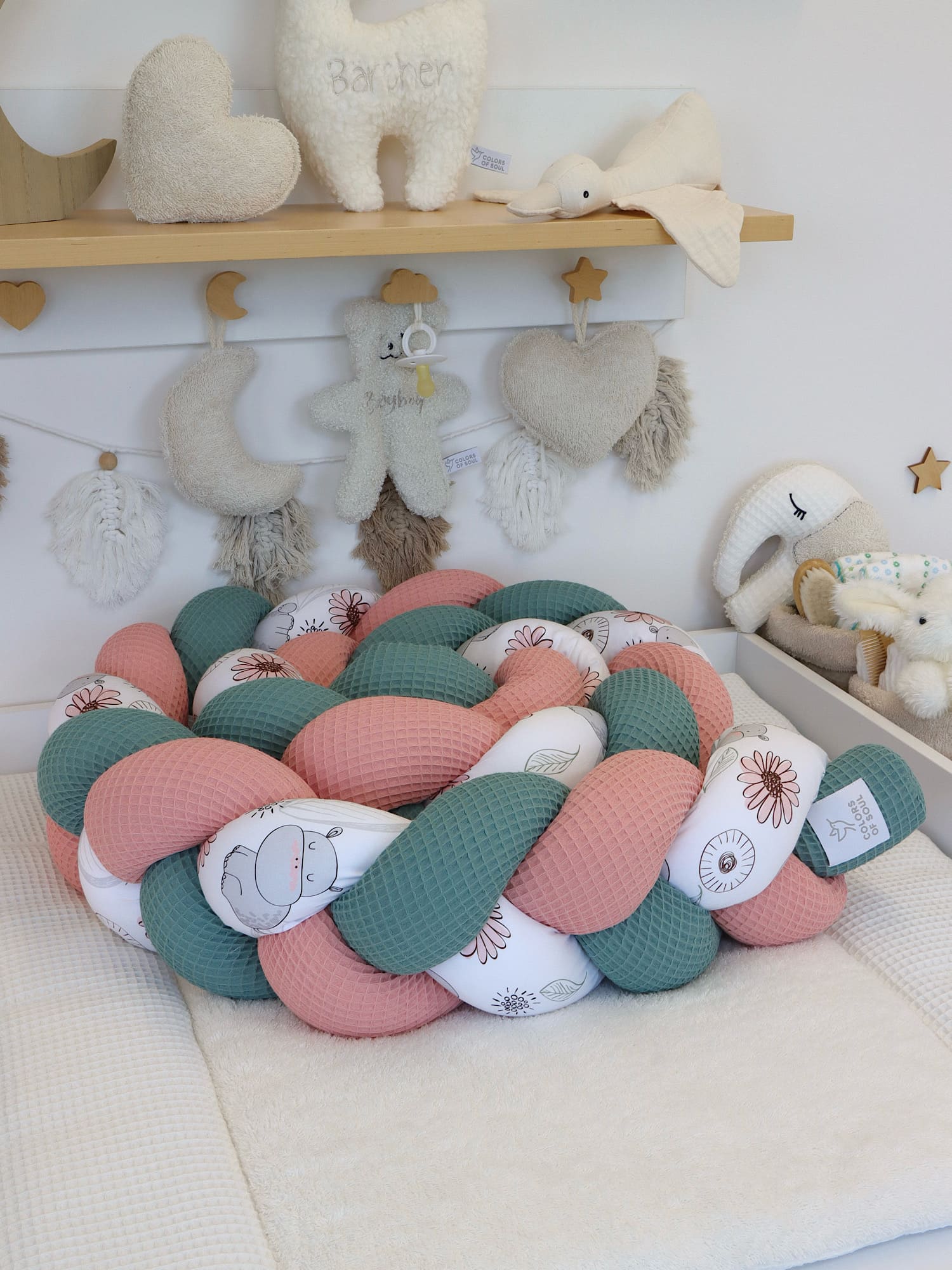 Weiche geflochtene Bettschlange – niedliche Nilpferde & Waffelpique blush, altgrün – liebevoll handgenäht