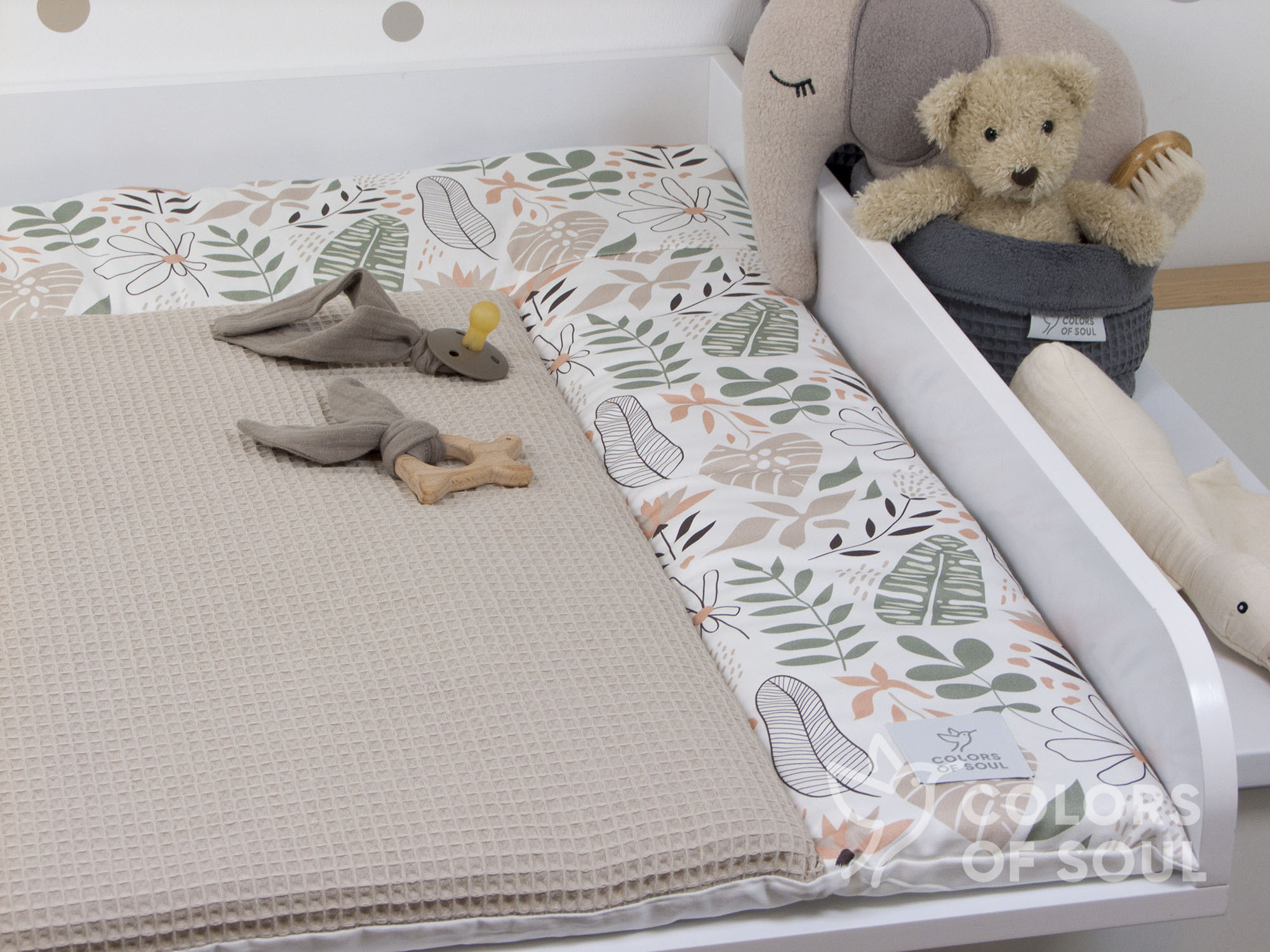 Weiche Wickelfläche aus Waffelpique in Beige mit Motiv-Umrandung „Tropical Blumen pastell“