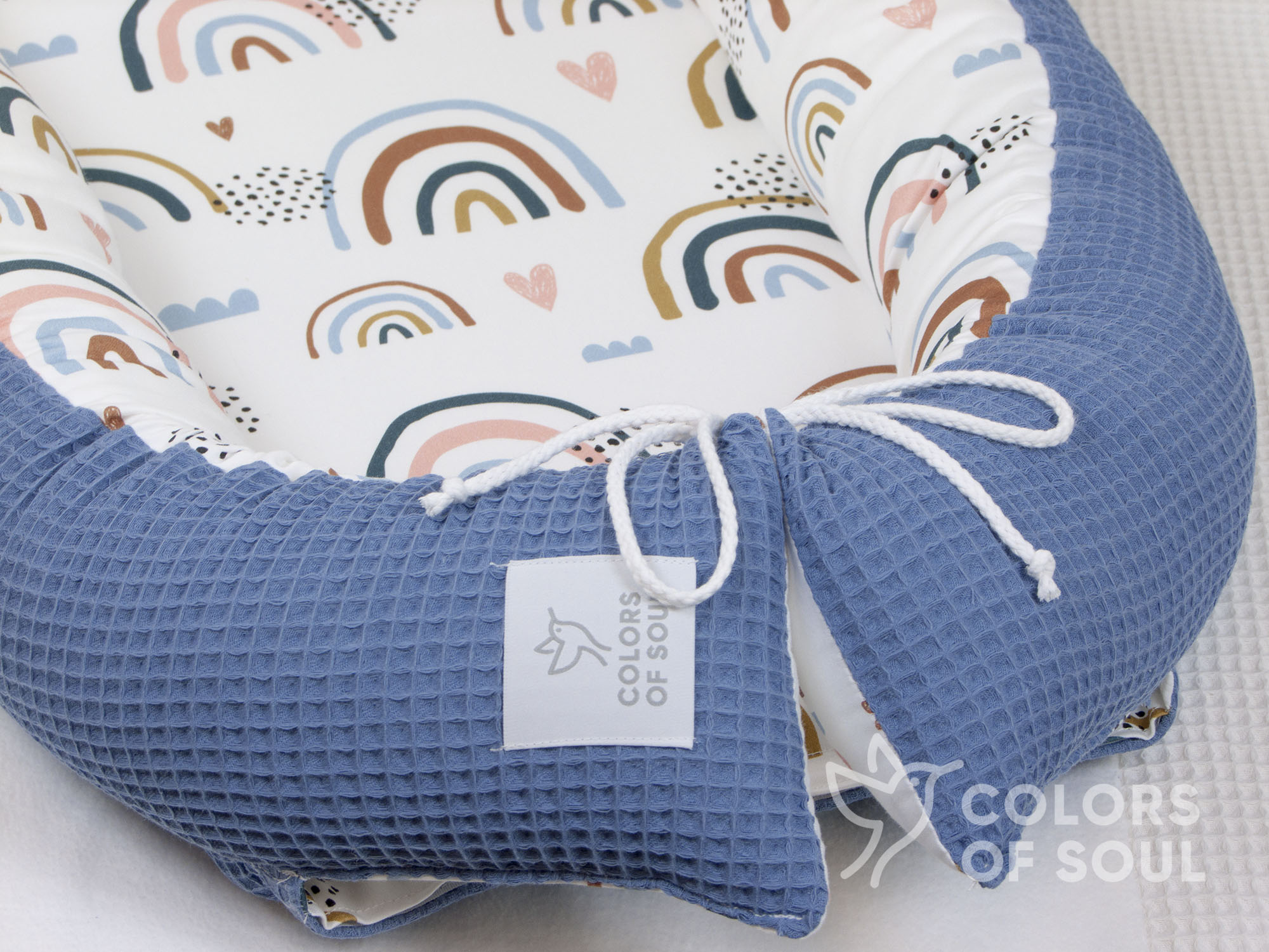 Babynest - Regenbogen und Herzen / Waffelpique blau