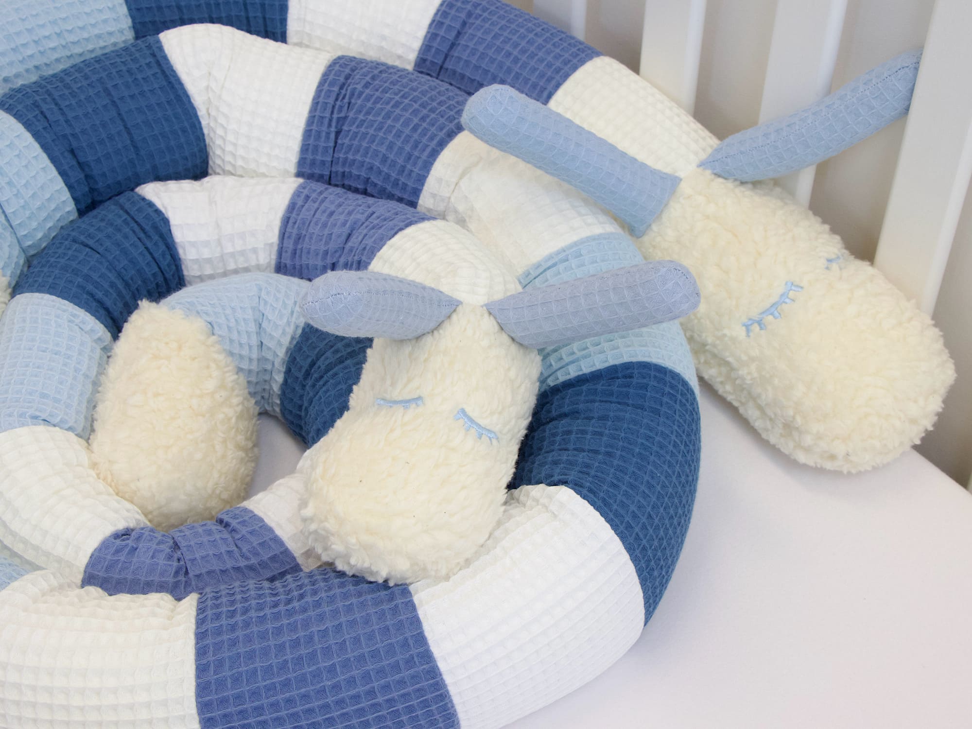 Patchwork Bettschnecke: Waffelpique creme, blau, weiß, jeansblau, hellblau