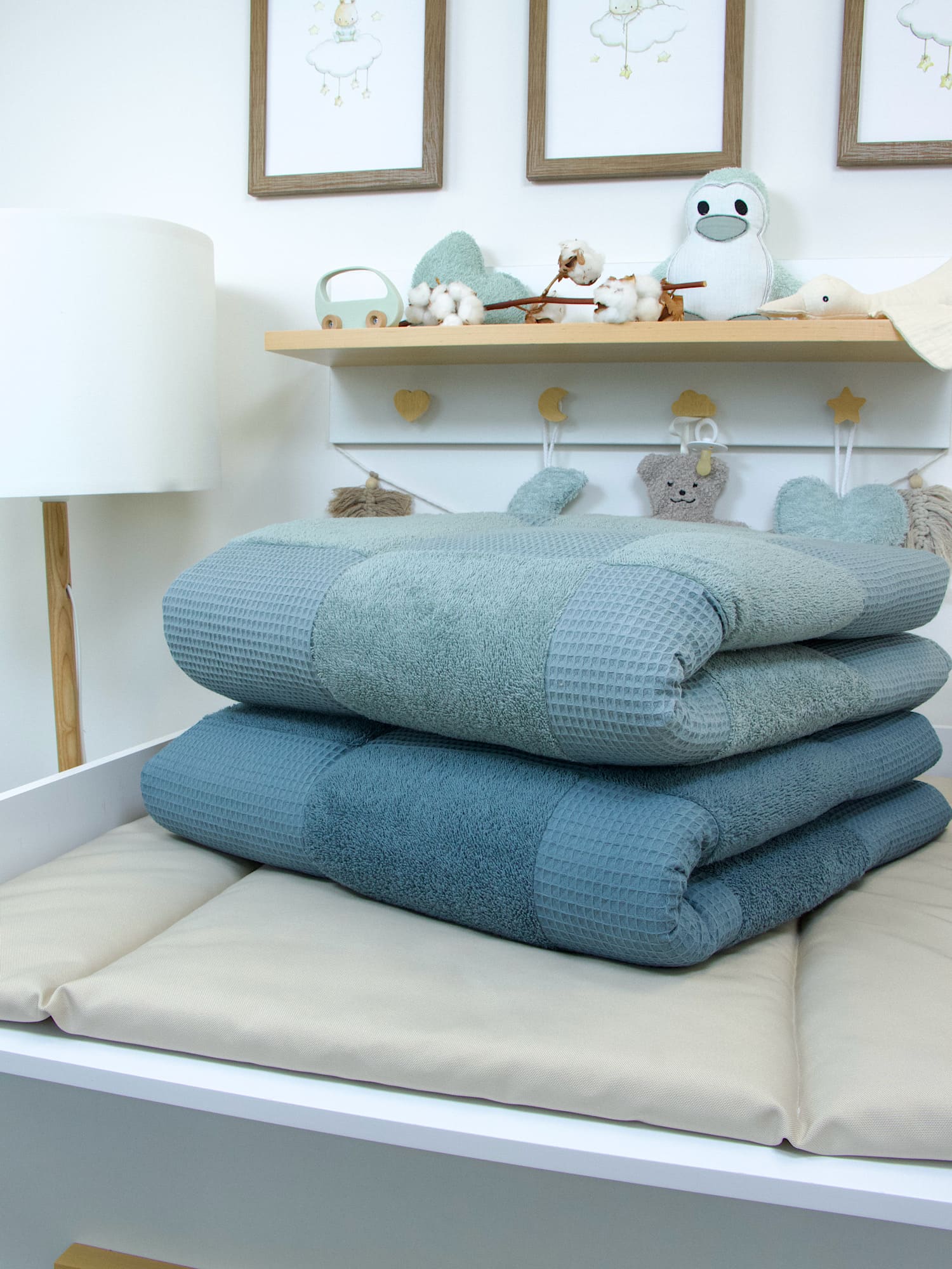Patchwork Krabbeldecke in Dusty Altmint als stilvolle Baby Spieldecke im Wohnraum