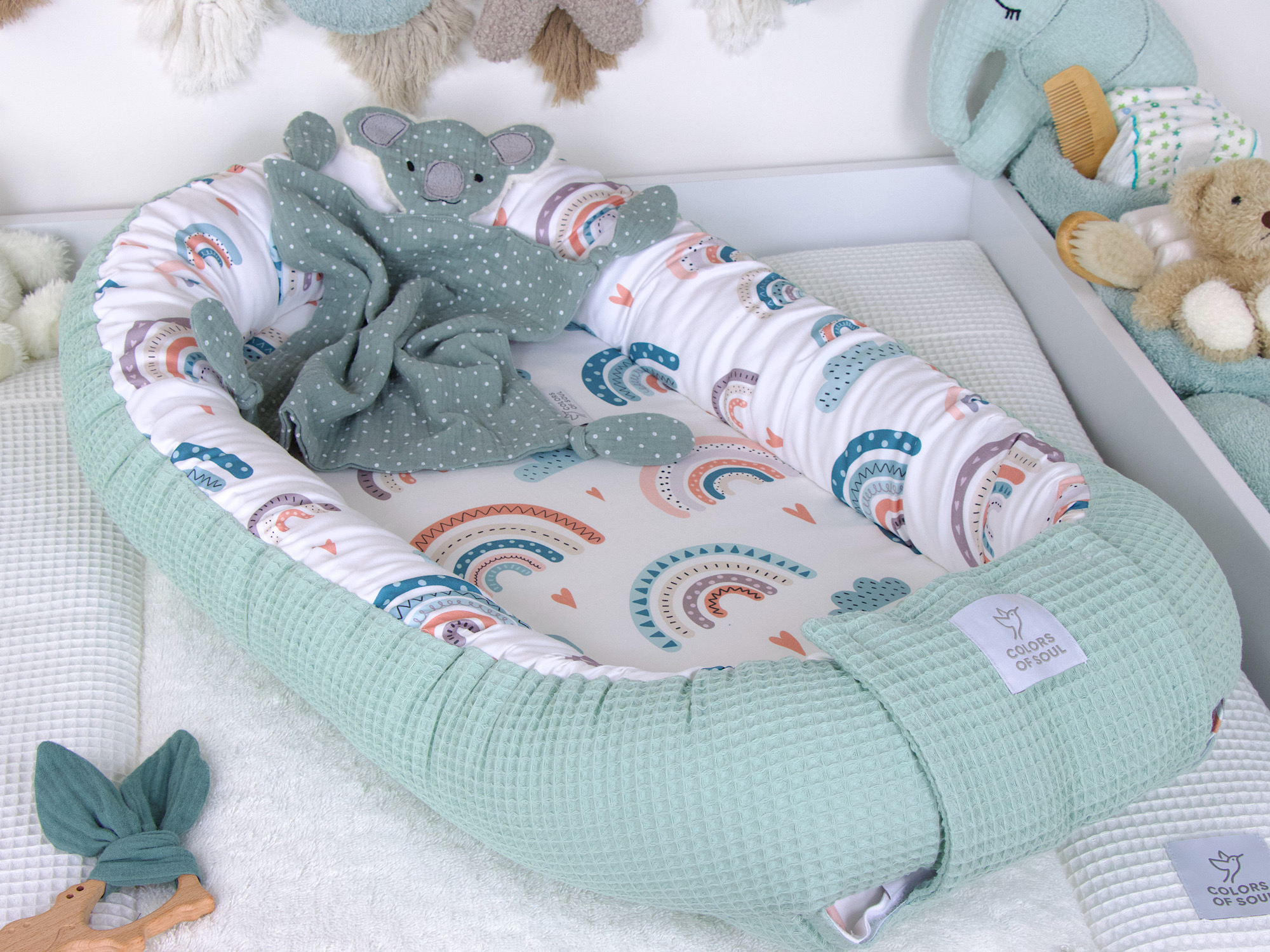 Babynestchen pastell Regenbogen und Herzen / Waffelpique pastellmint für das Babyzimmer