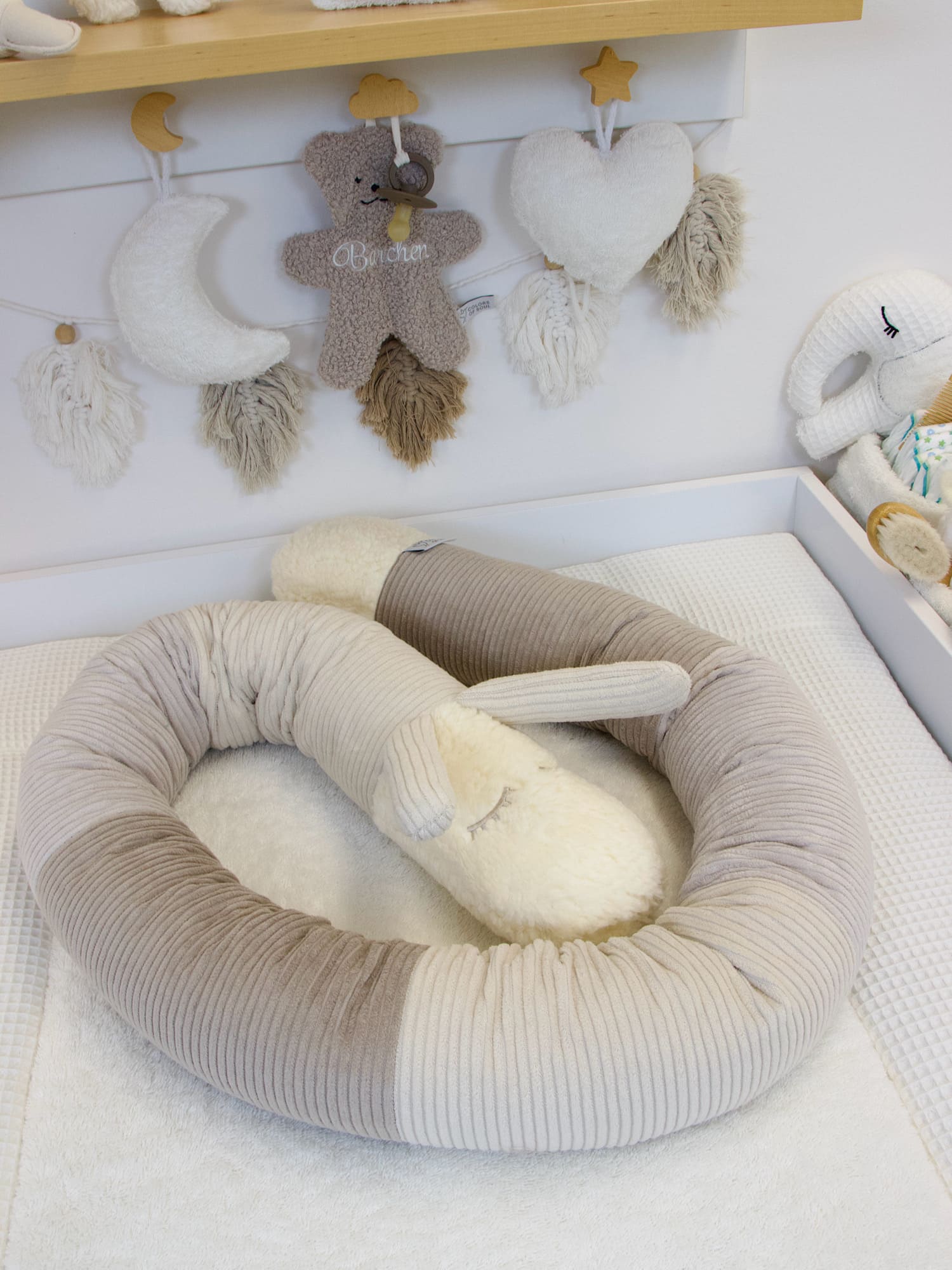 Bettschnecke aus Cord als kuschelige Begrenzung im Babybett