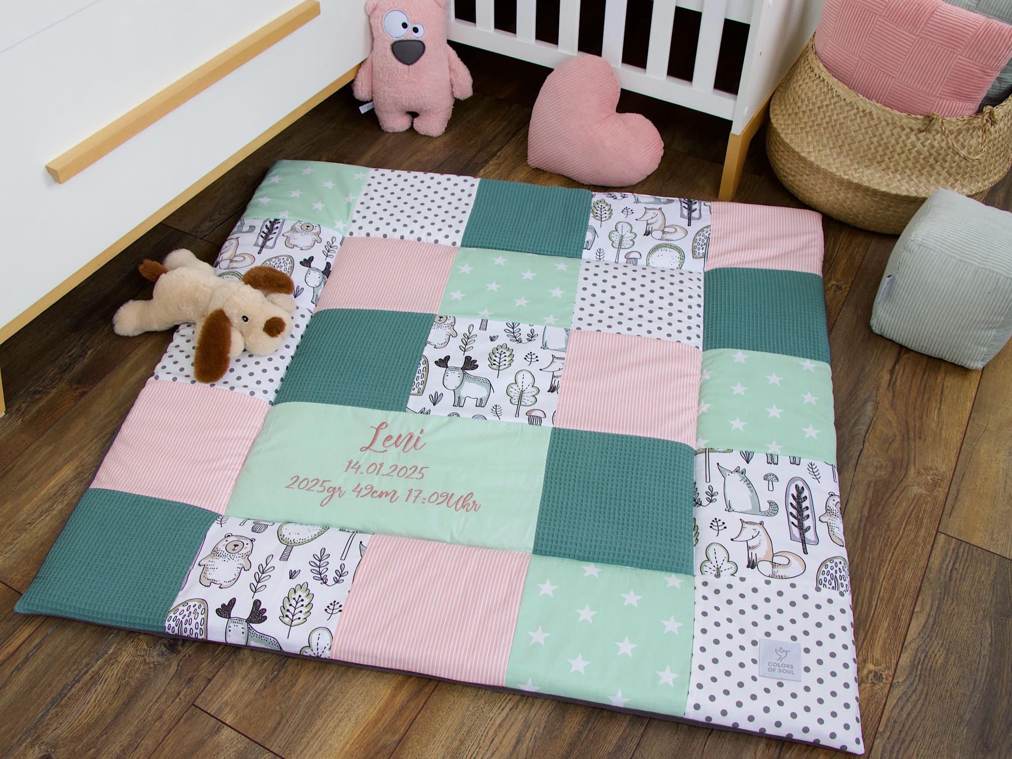 Krabbeldecke Patchwork personalisiert - Waldfreunde / Waffelpique altgrün / mint / altrosa