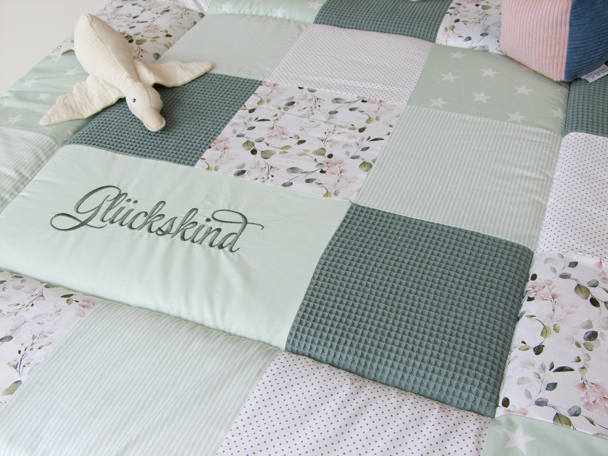 Patchwork Krabbeldecke - Gartenblumen rosa / Waffelpique altgrün / mint