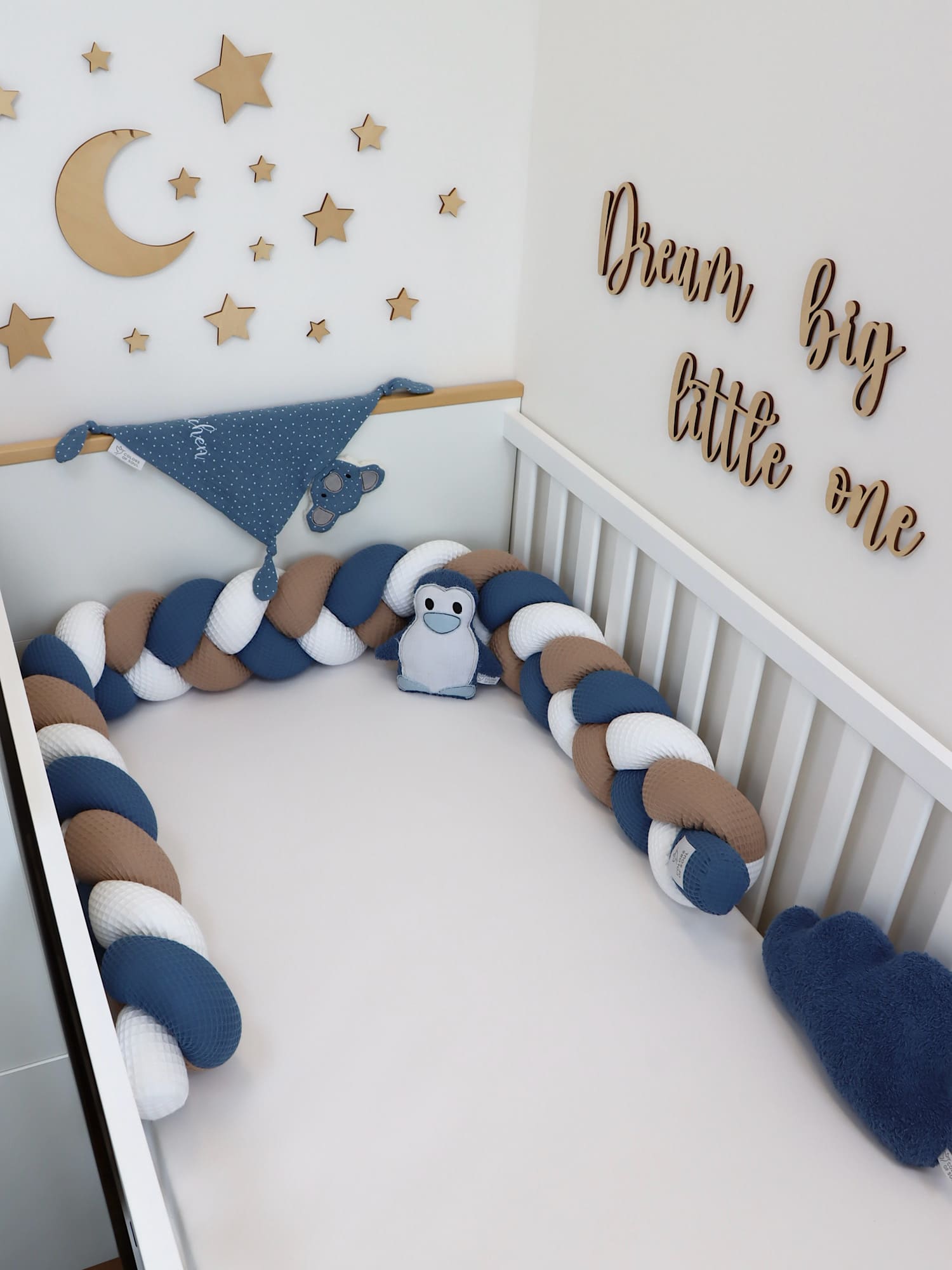 Geflochtene Bettschlange aus Waffelpique in Weiß, Dunkelbeige und Jeansblau als weiche Babybett-Umrandung mit süßer Kinderzimmerdeko.