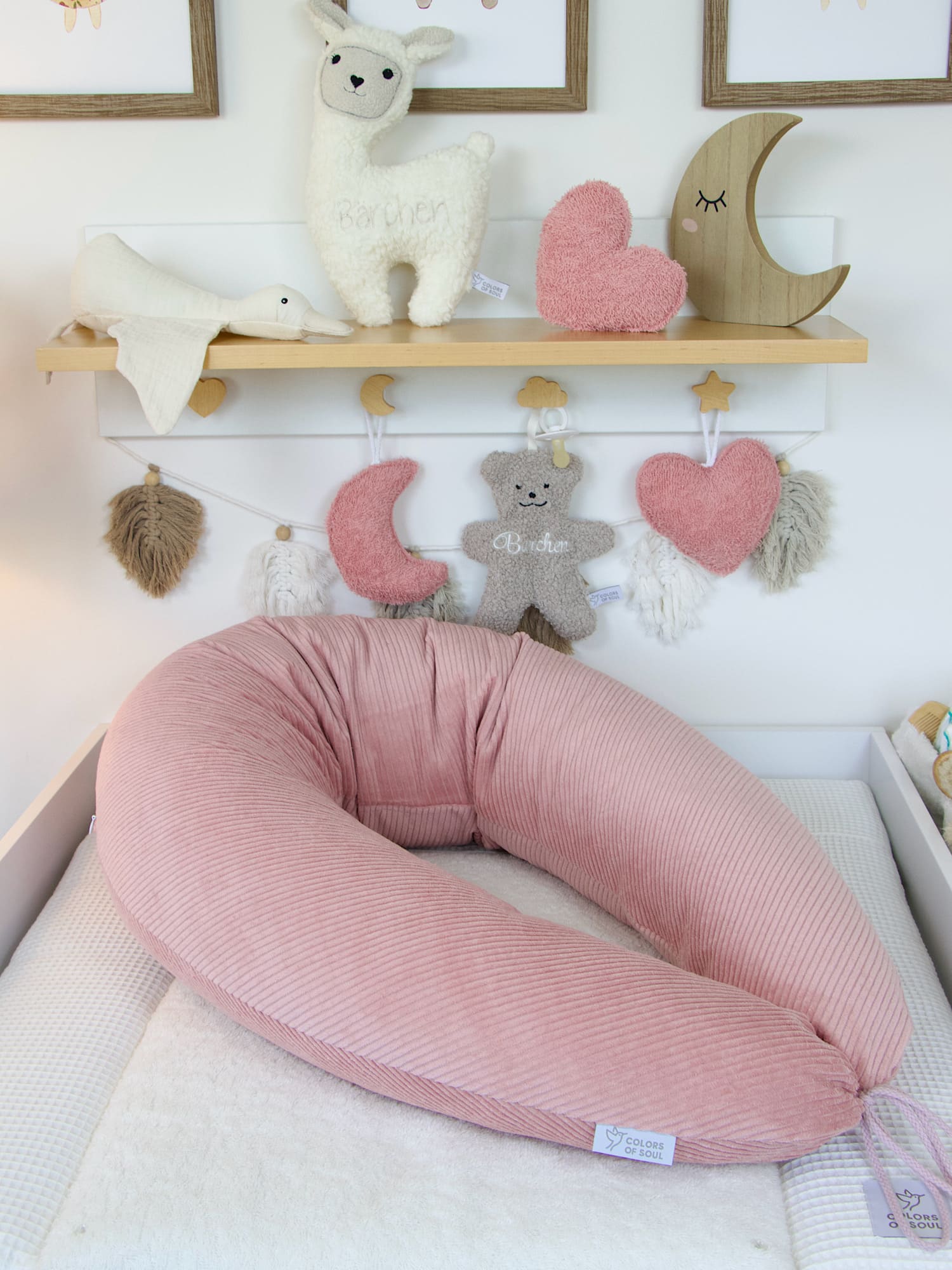 Stillkissen XXL aus Cord Altrosa im Babyzimmer – auch als Schwangerschaftskissen nutzbar
