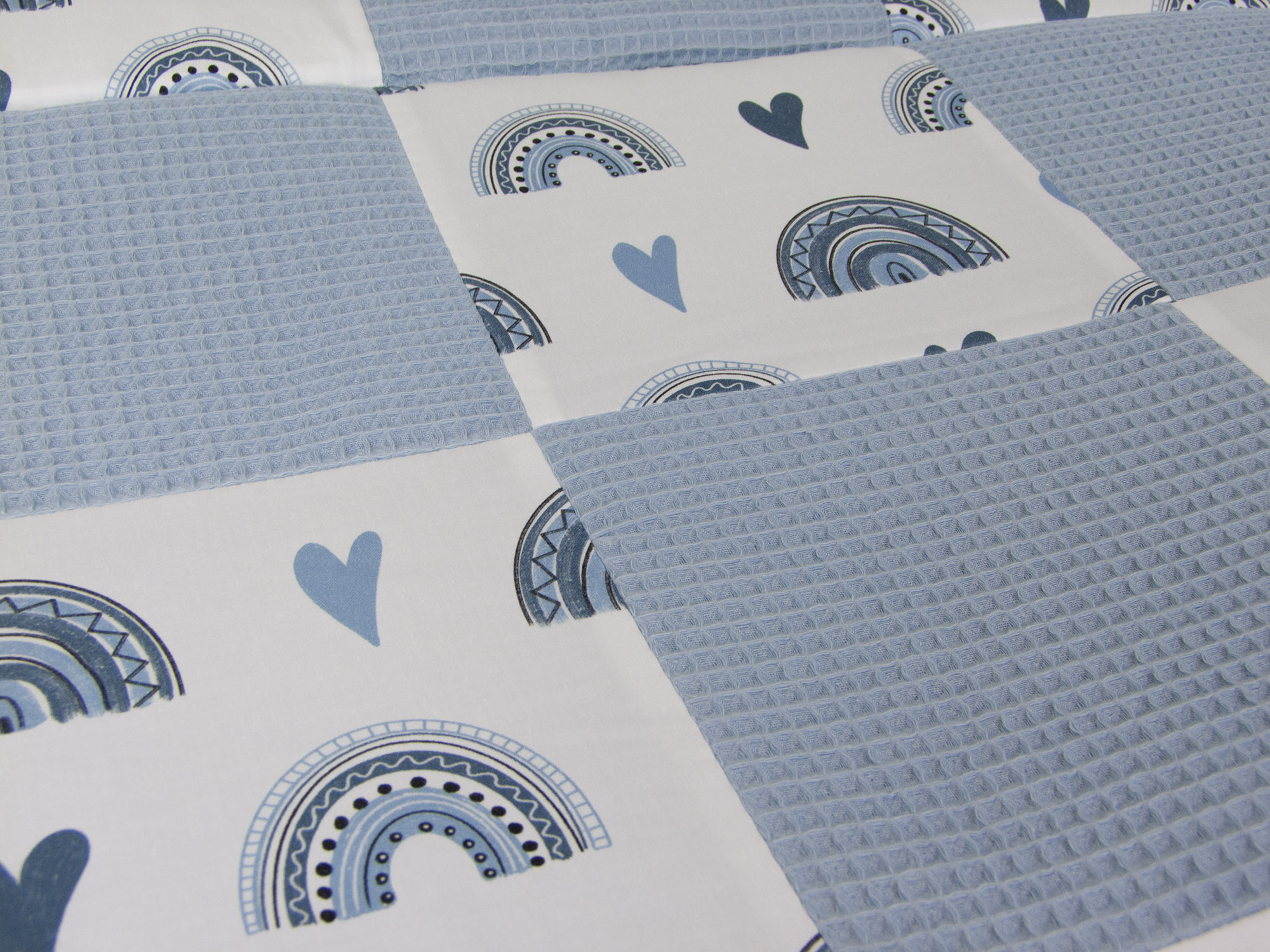 Patchwork Krabbeldecke - Regenbogen und Herzen blau / Waffelpique hellblau