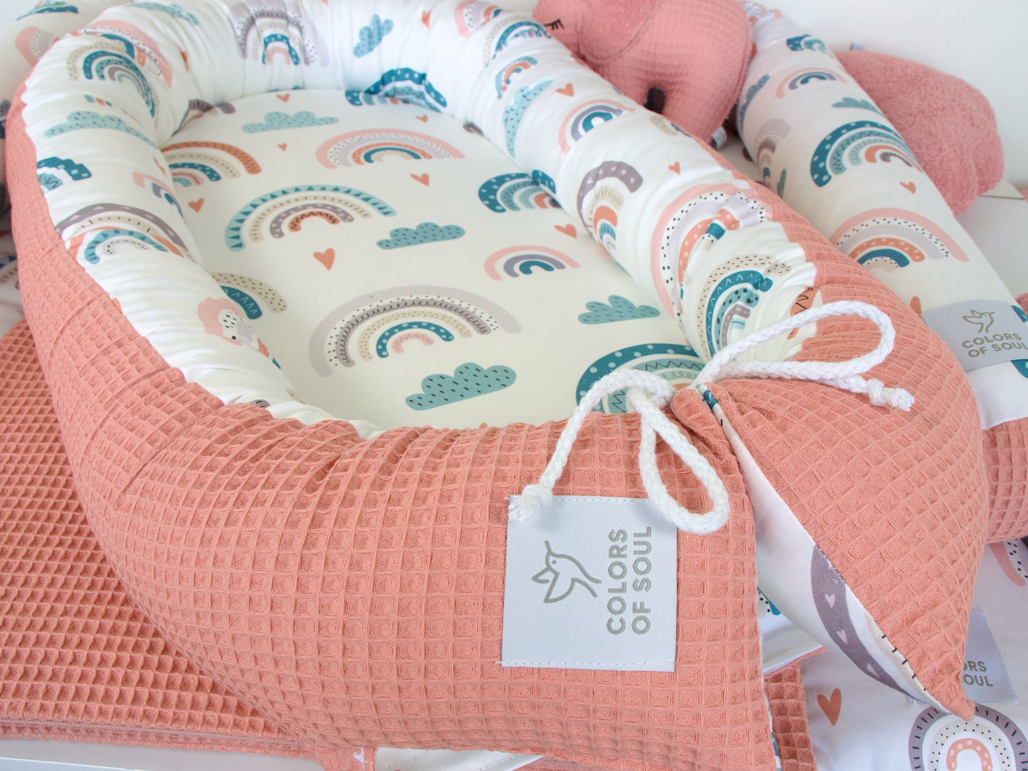 2-er SET - Wickelauflage und Babynestchen - pastell Regenbogen und Herzen / Waffelpique blush