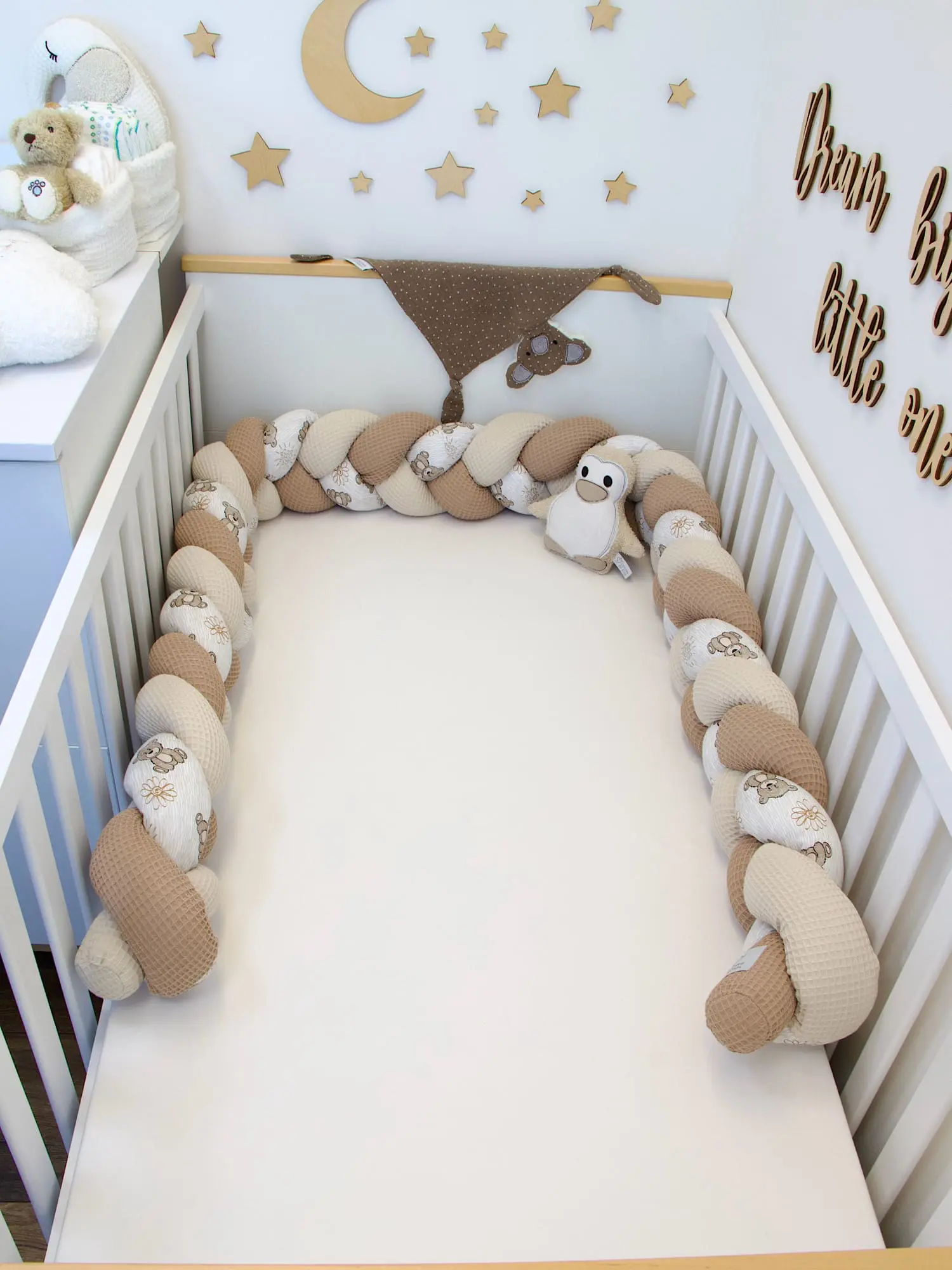 Bettschlange fürs Babybett mit Bärchenmuster Camel Natur und passendem Kuscheltier