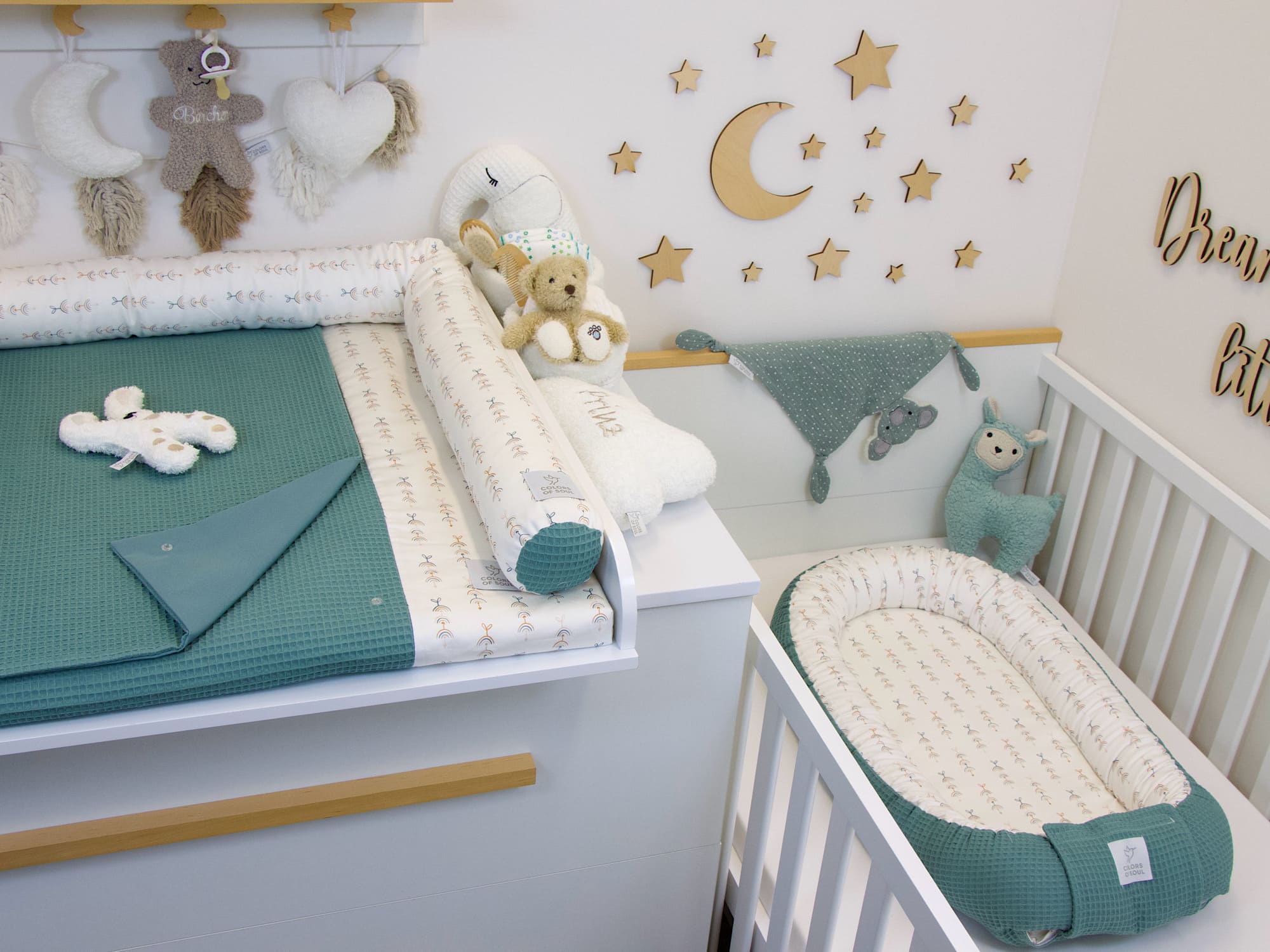 3-er SET - Wickelauflage mit Inlett, Babynest, Bettrolle - Mobile Regenbogen / Waffelpique altgrün