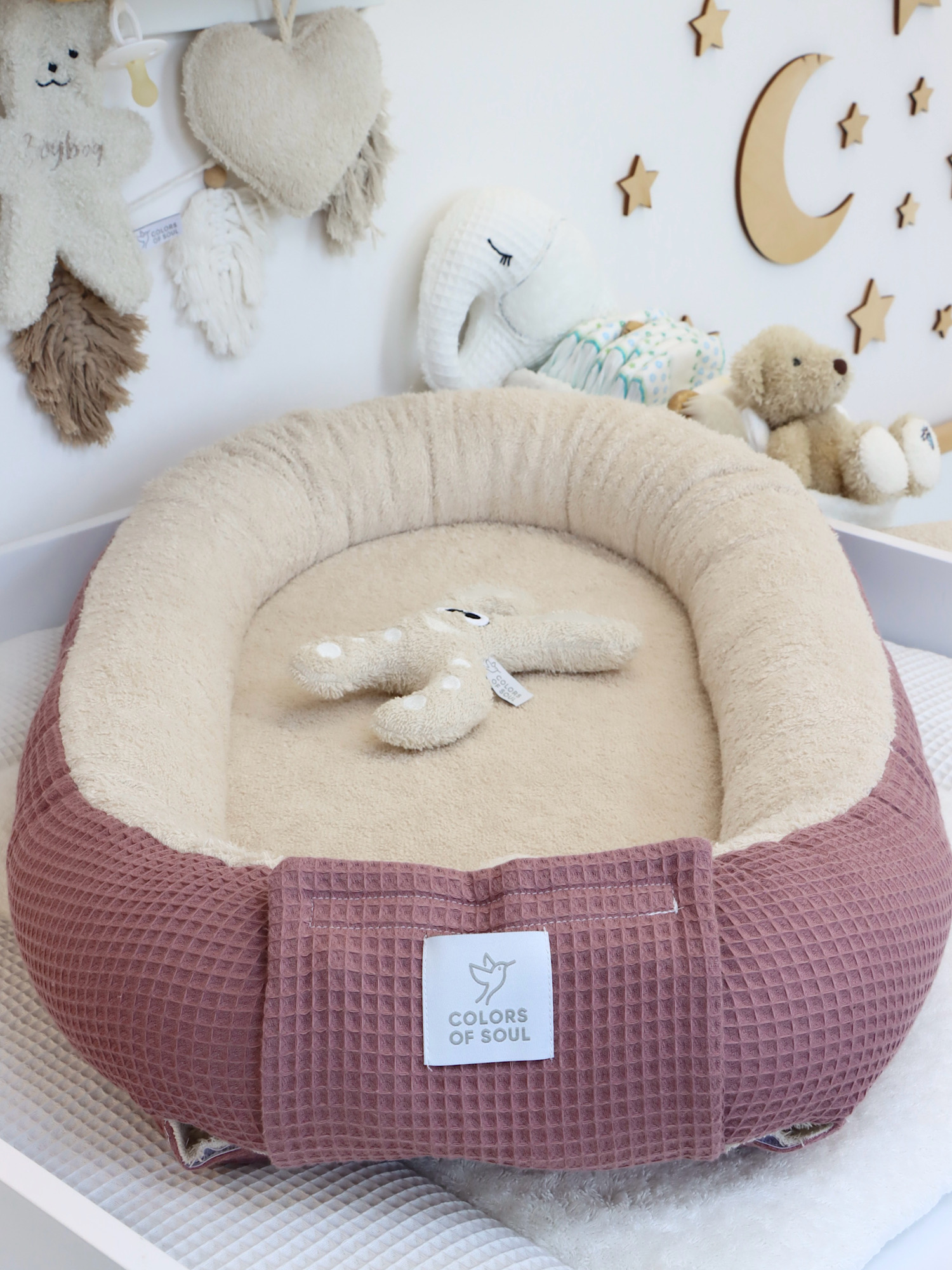 Handgemachtes Babynest Alte Malve und Light Sand im Babybett