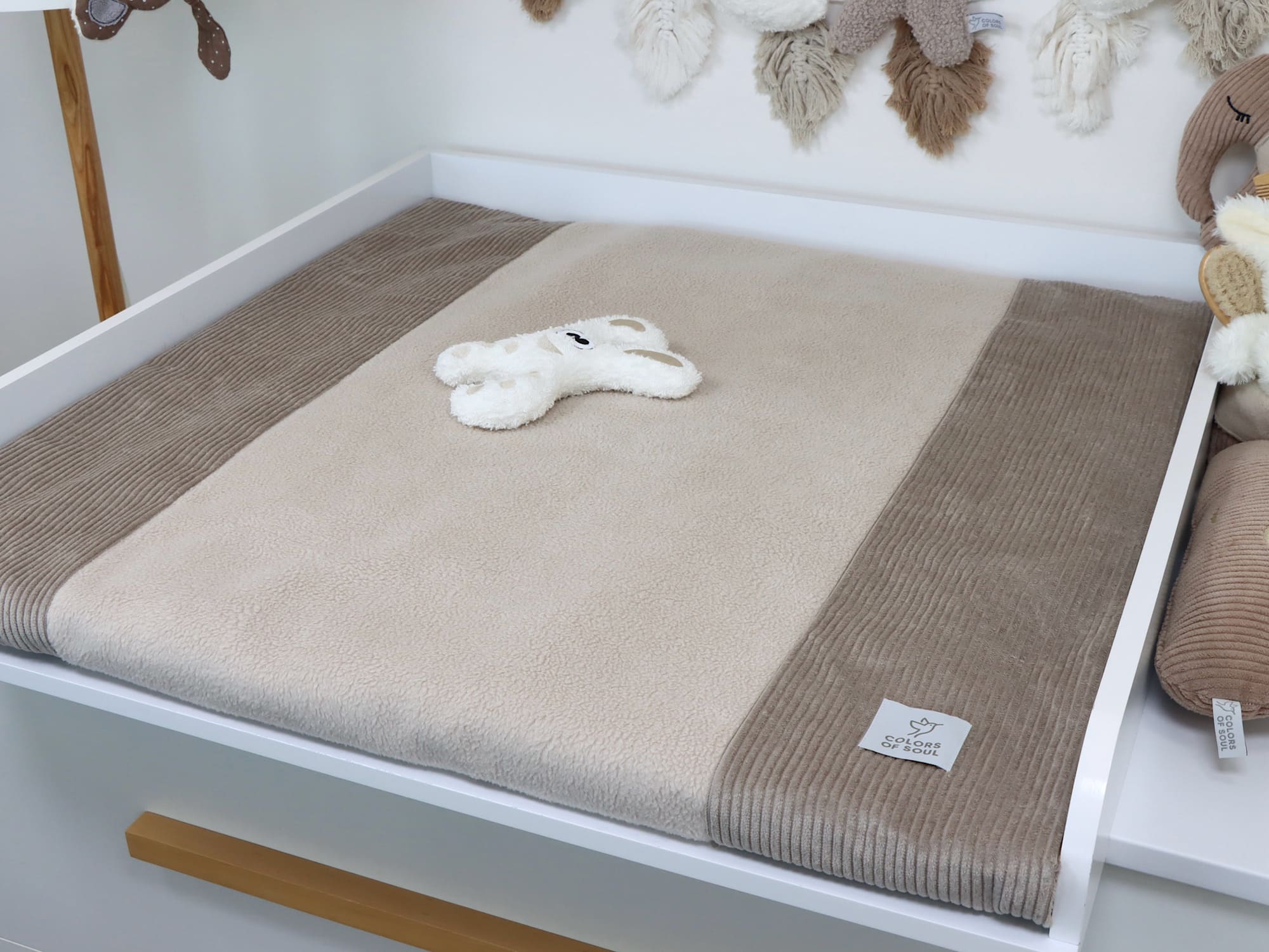 Detailaufnahme der Wickelauflage mit Cord-Bezug in Beige – weiche Baumwollfleece-Liegefläche und hochwertiges Design.