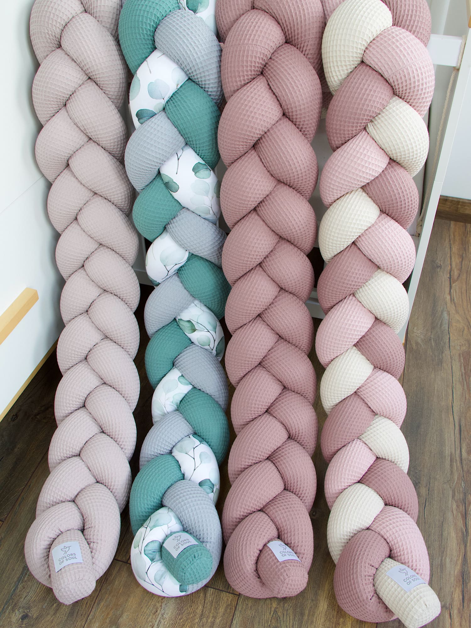 Farbvergleich geflochtener Bettschlangen – Altgrün, Grau, Rosé und Creme – natürliche Farben fürs Babyzimmer