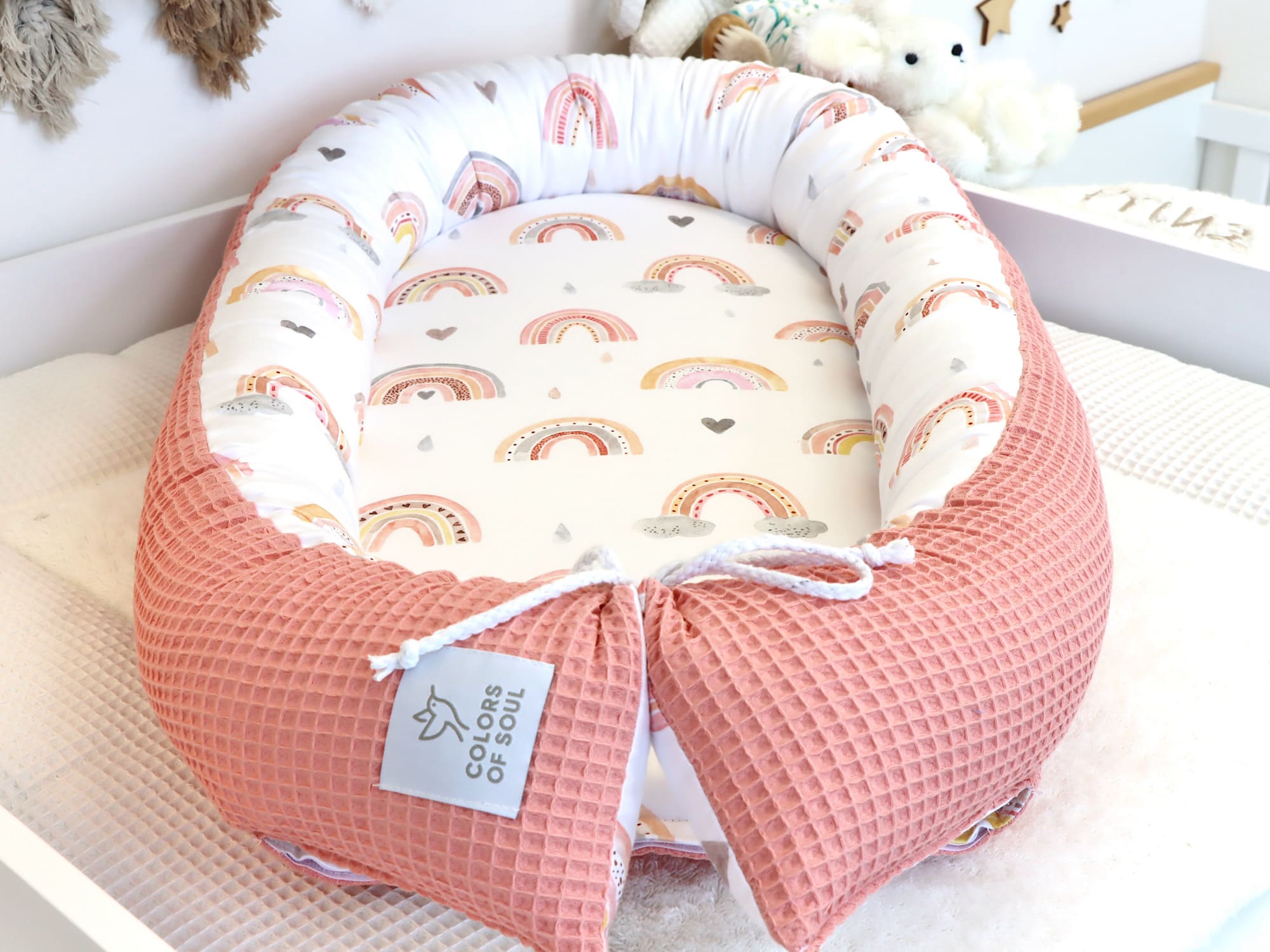Handgefertigtes Babynestchen Regenbogen Aquarell / Waffelpique blush