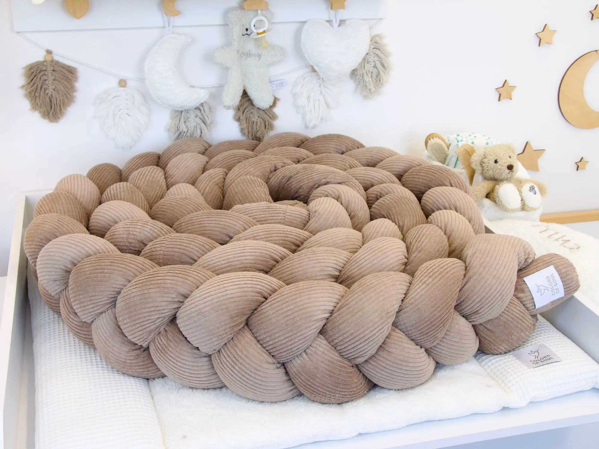 Geflochtene Bettschlange Cord Camel im natürlichen Babyzimmer