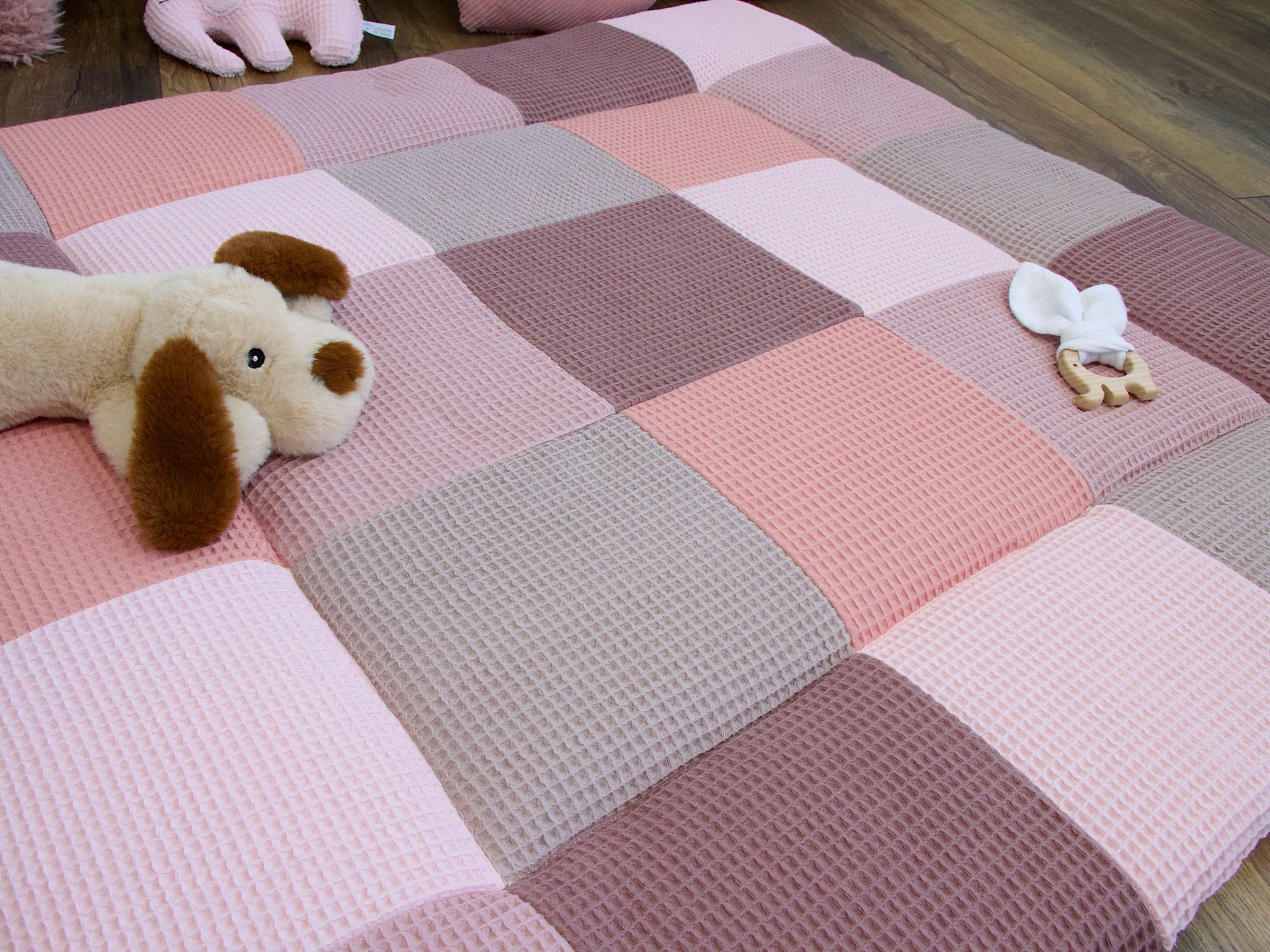 Babyzimmer mit Patchwork Krabbeldecke aus Waffelpique in Rosa – handgemachtes Baby Accessoire