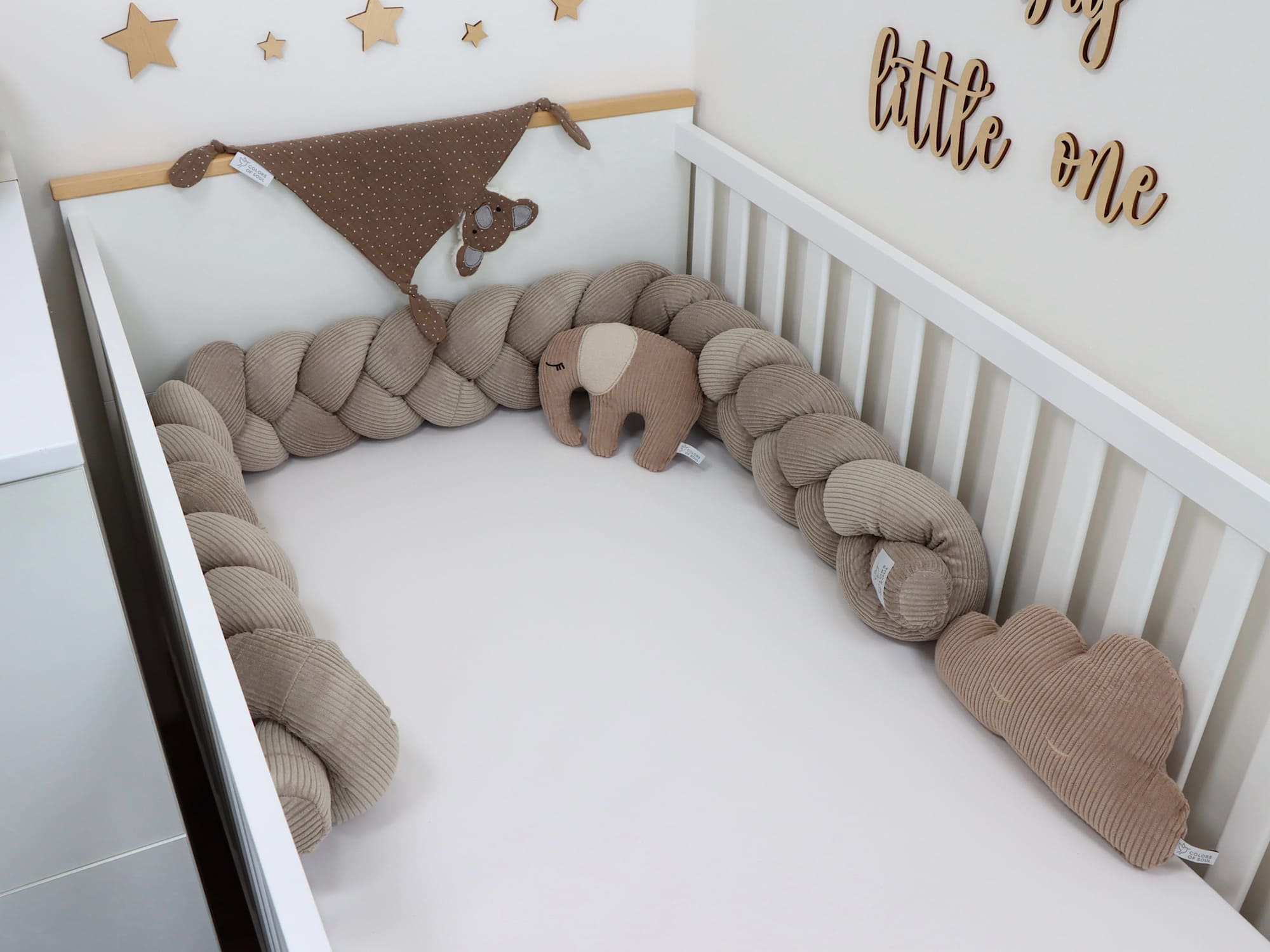 Bettschlange Cord Beige im Babybett – sanfte, neutrale Farbkombination mit Stofftier