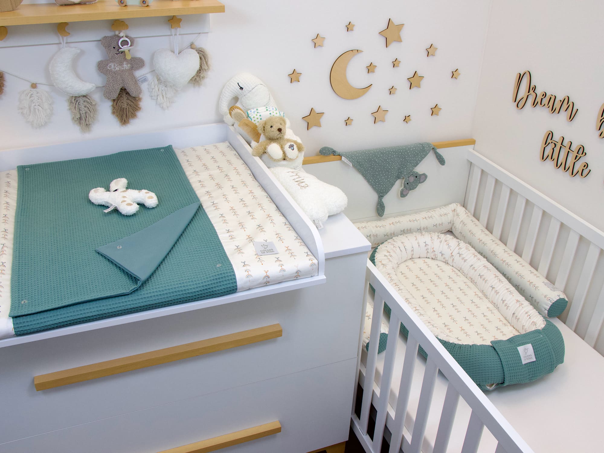 3-er SET - Wickelauflage mit Inlett, Babynest, Bettrolle - Mobile Regenbogen / Waffelpique altgrün