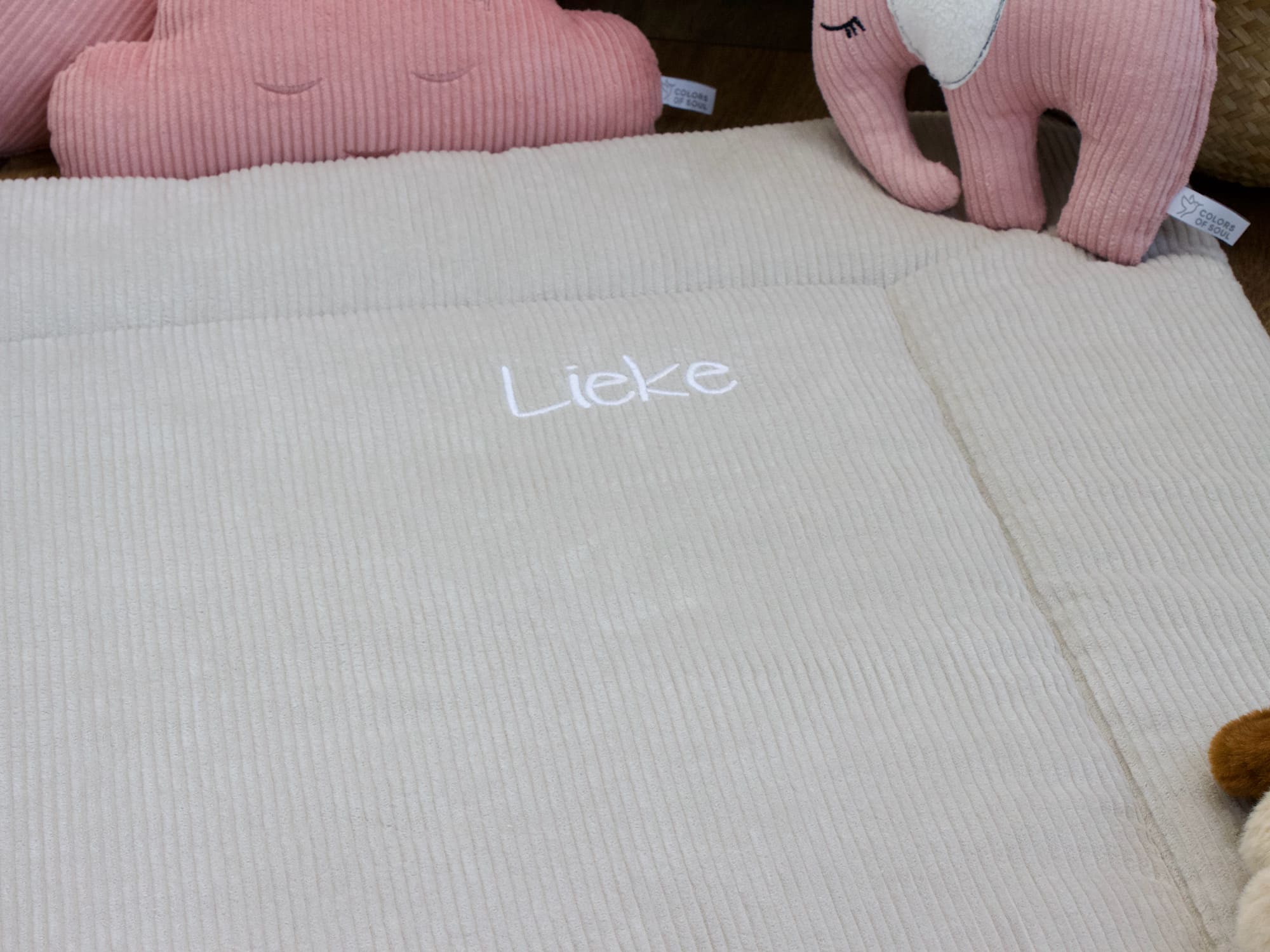 Personalisierte Krabbeldecke aus Cord in Hellbeige mit Namensstickerei