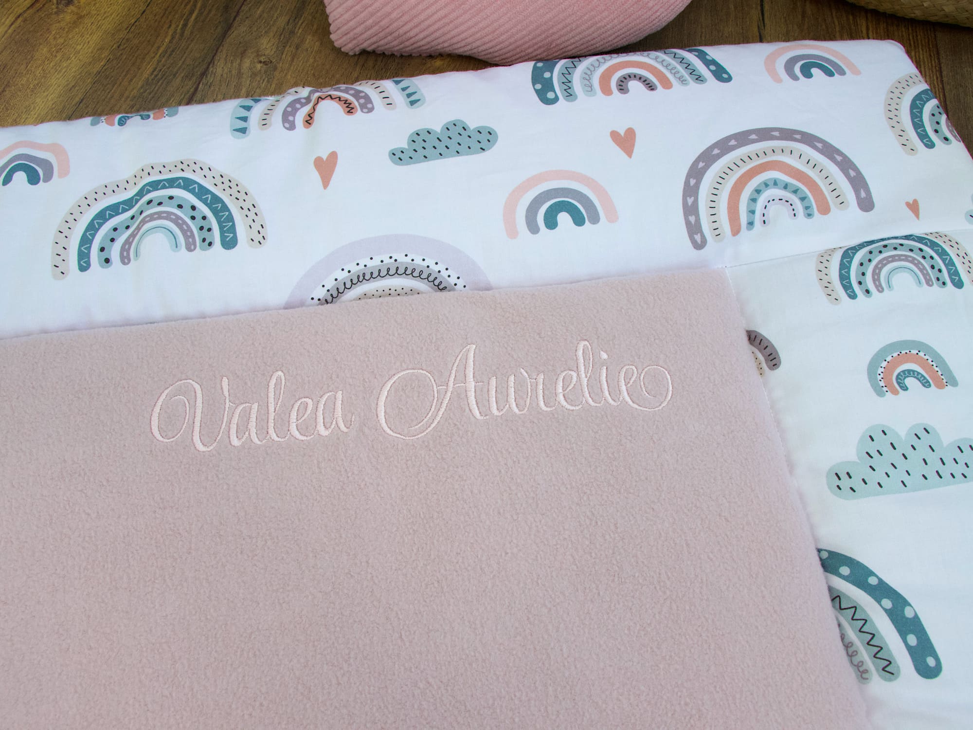 Personalisierte Krabbeldecke - pastell Regenbogen und Herzen / Baumwollfleece altrosa