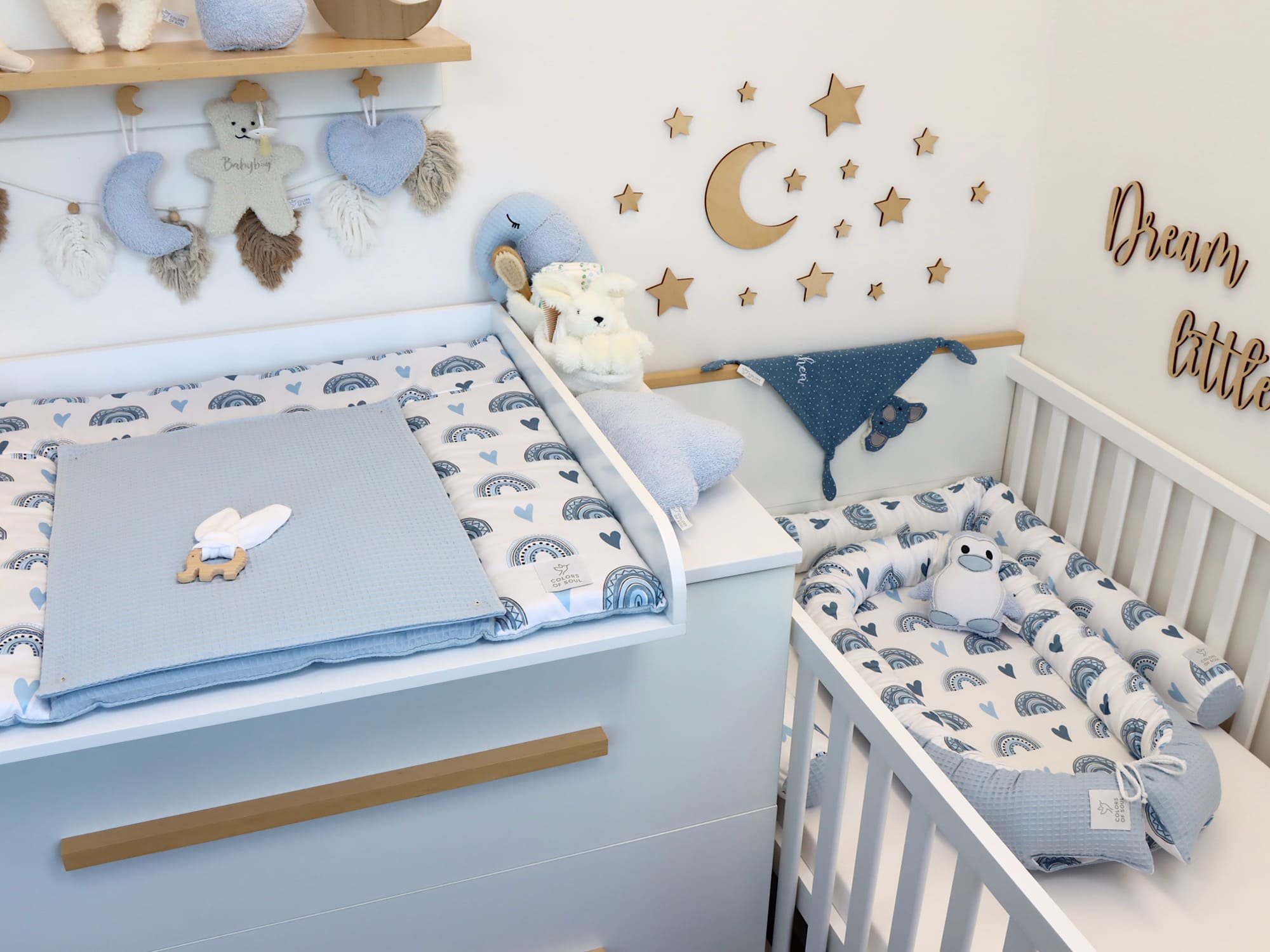 Wickelauflage mit Bettschlange und Babynest - Regenbogen und Herzen blau / Waffelpique Hellblau