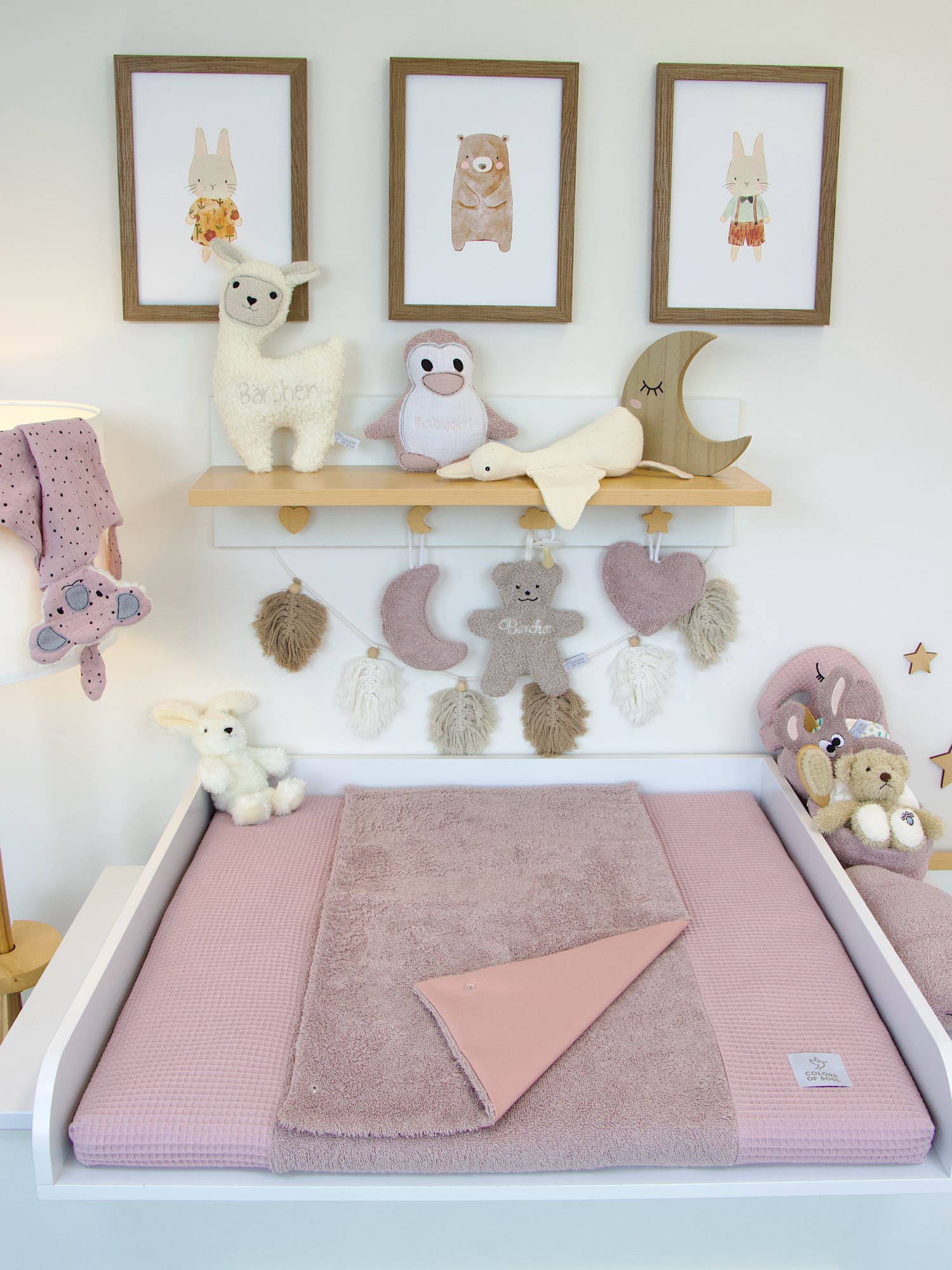 Babyzimmer mit Wickelauflage Altrosa & Naturdeko