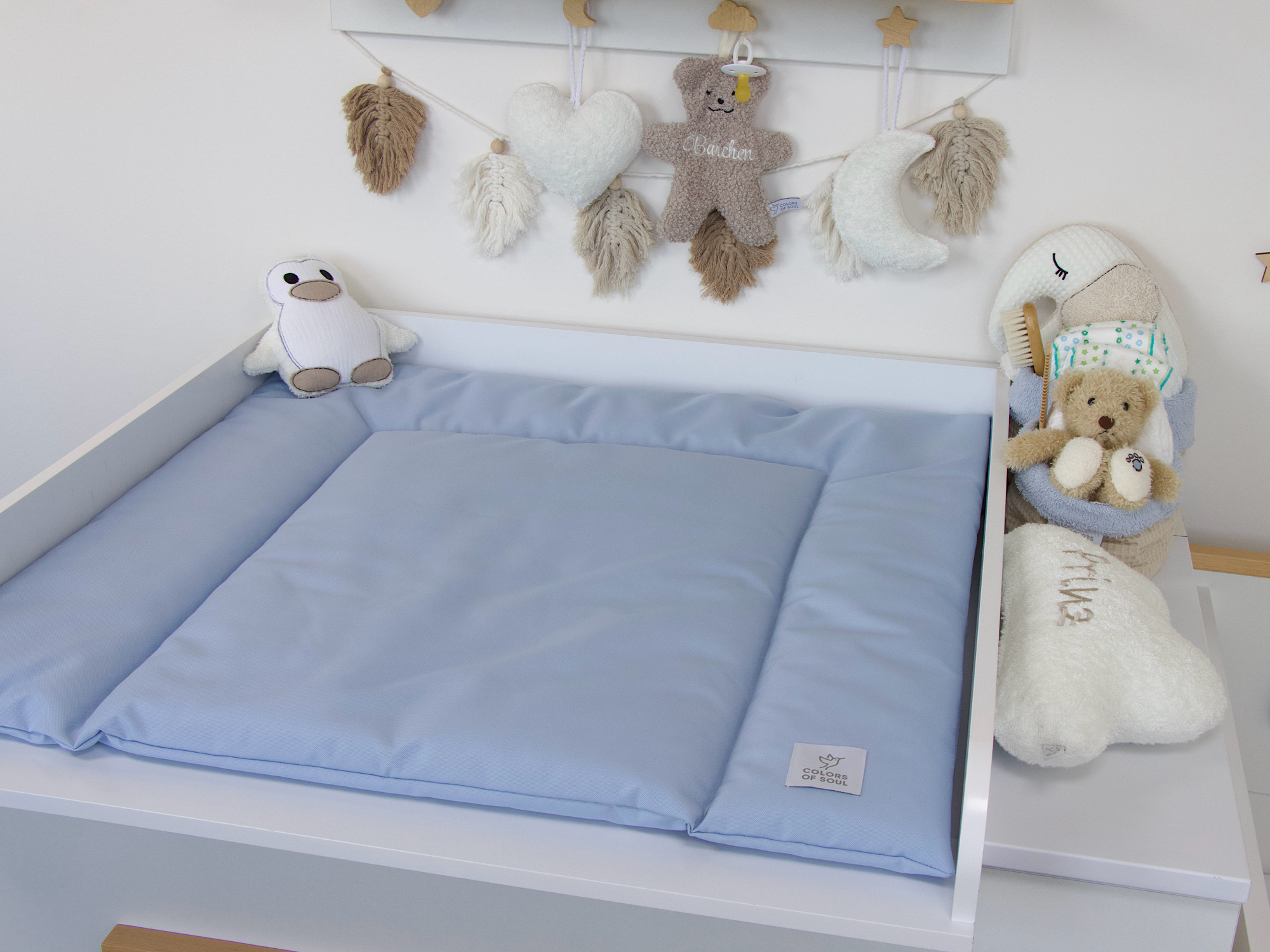 Zarte Wickelauflage in Hellblau – modernes Babyzimmer in sanften Blautönen