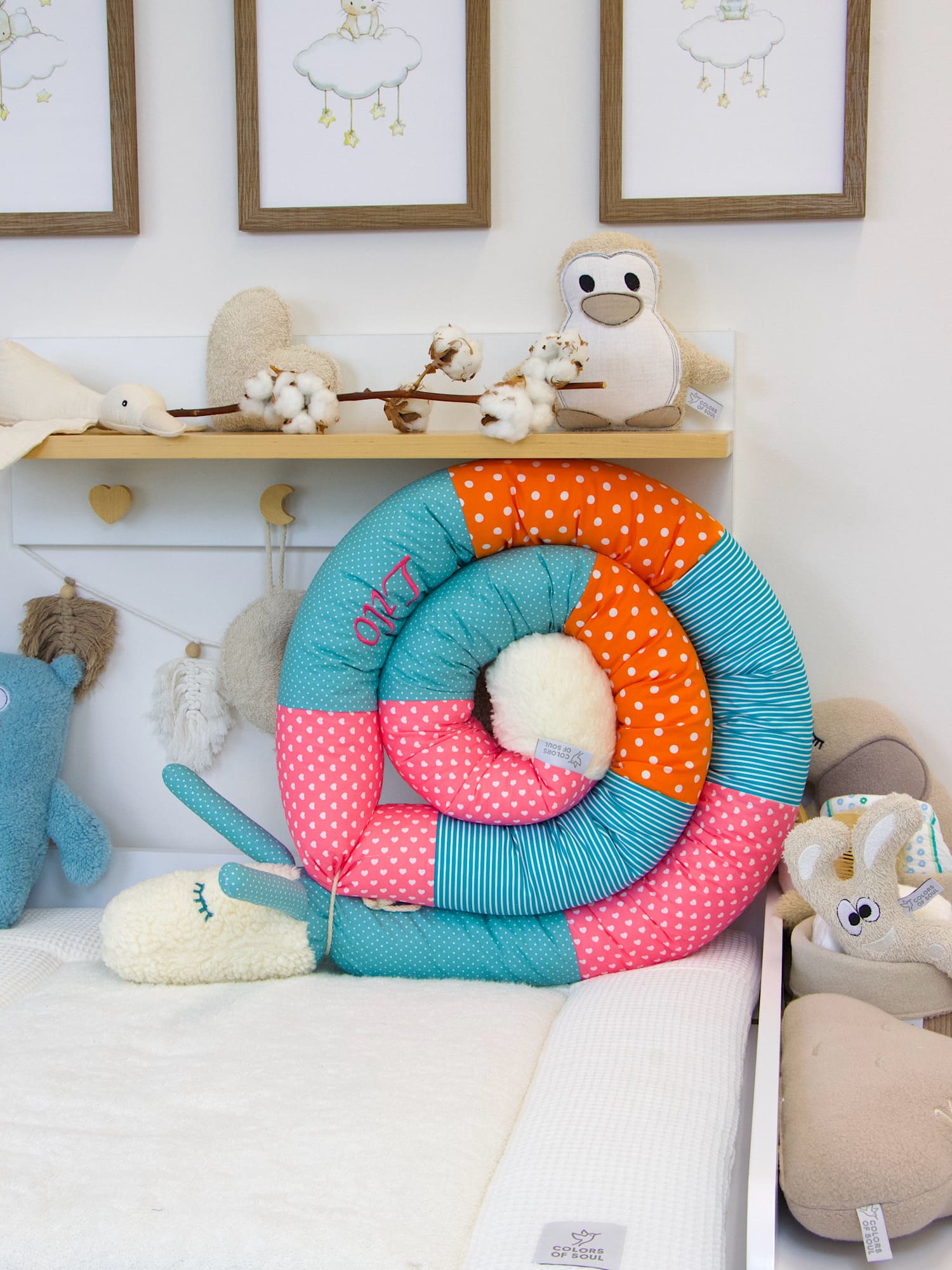 Bunte Bettschnecke Altgrün Pink Türkis Orange eingerollt im Babybett – personalisierbar mit Name
