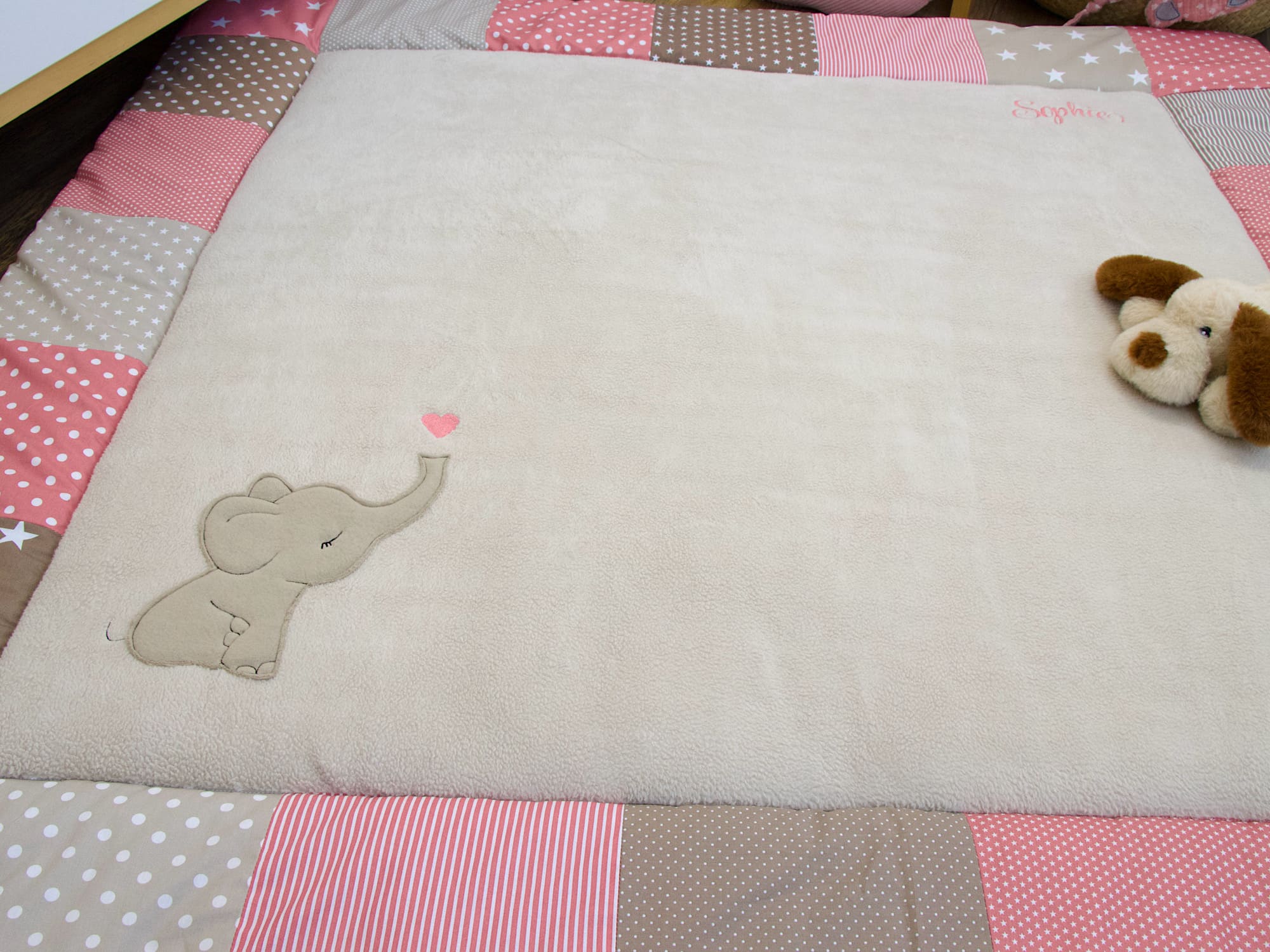 Krabbeldecke für Babyzimmer – weiche Spieldecke in warmen Sand Beige Blush Tönen