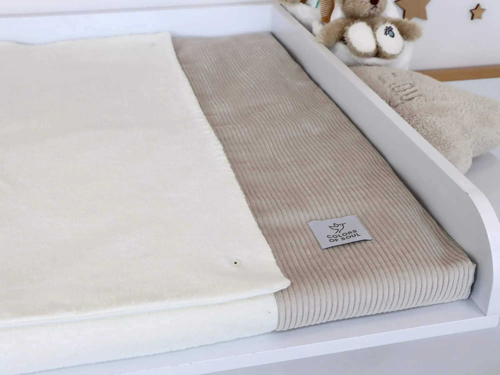Wickelplatz Set in Light Sand Creme für helle skandinavische Babyzimmer