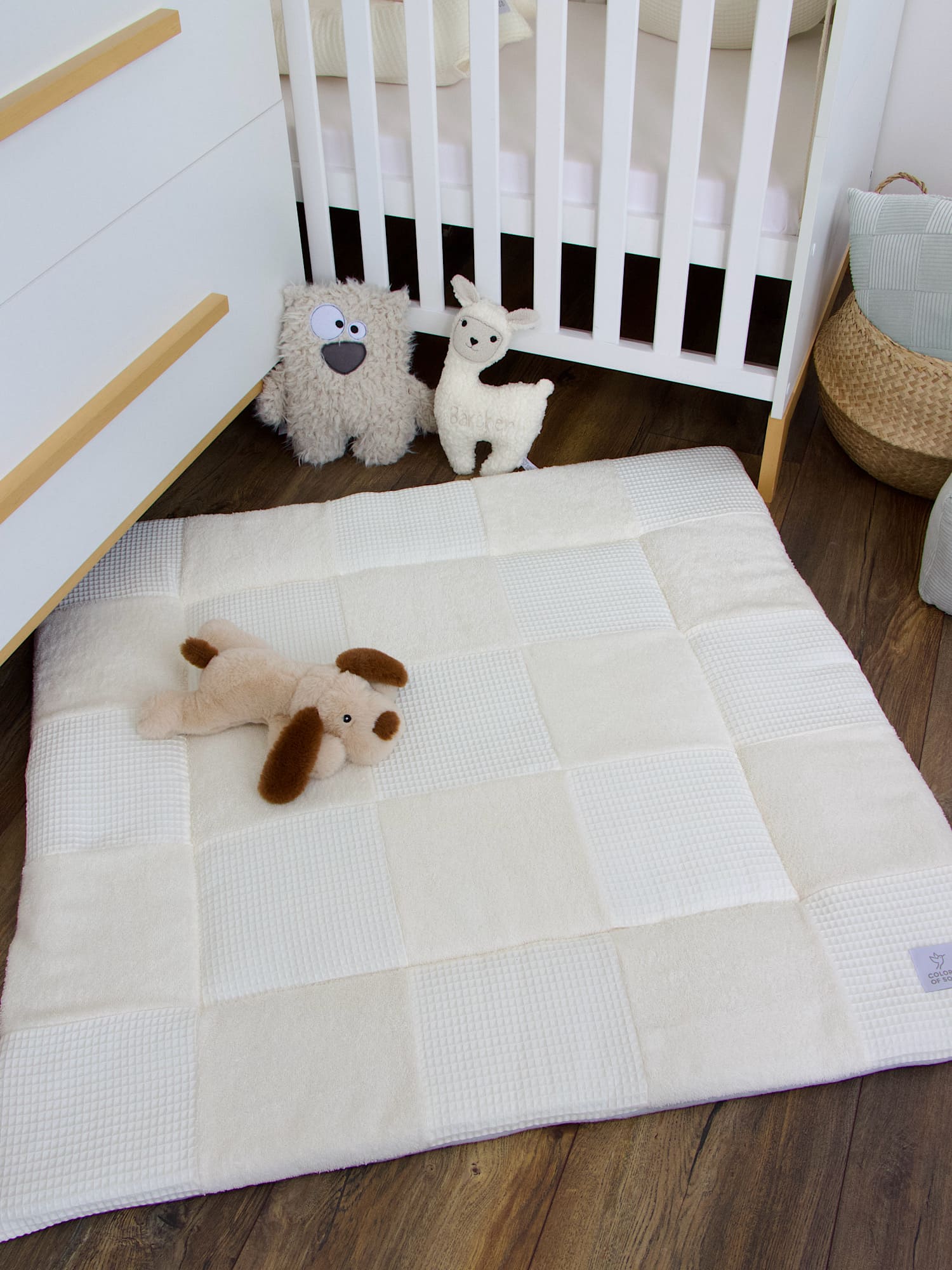 Weiche Patchwork Krabbeldecke aus Frottee und Waffelpique in einheitlichem Creme