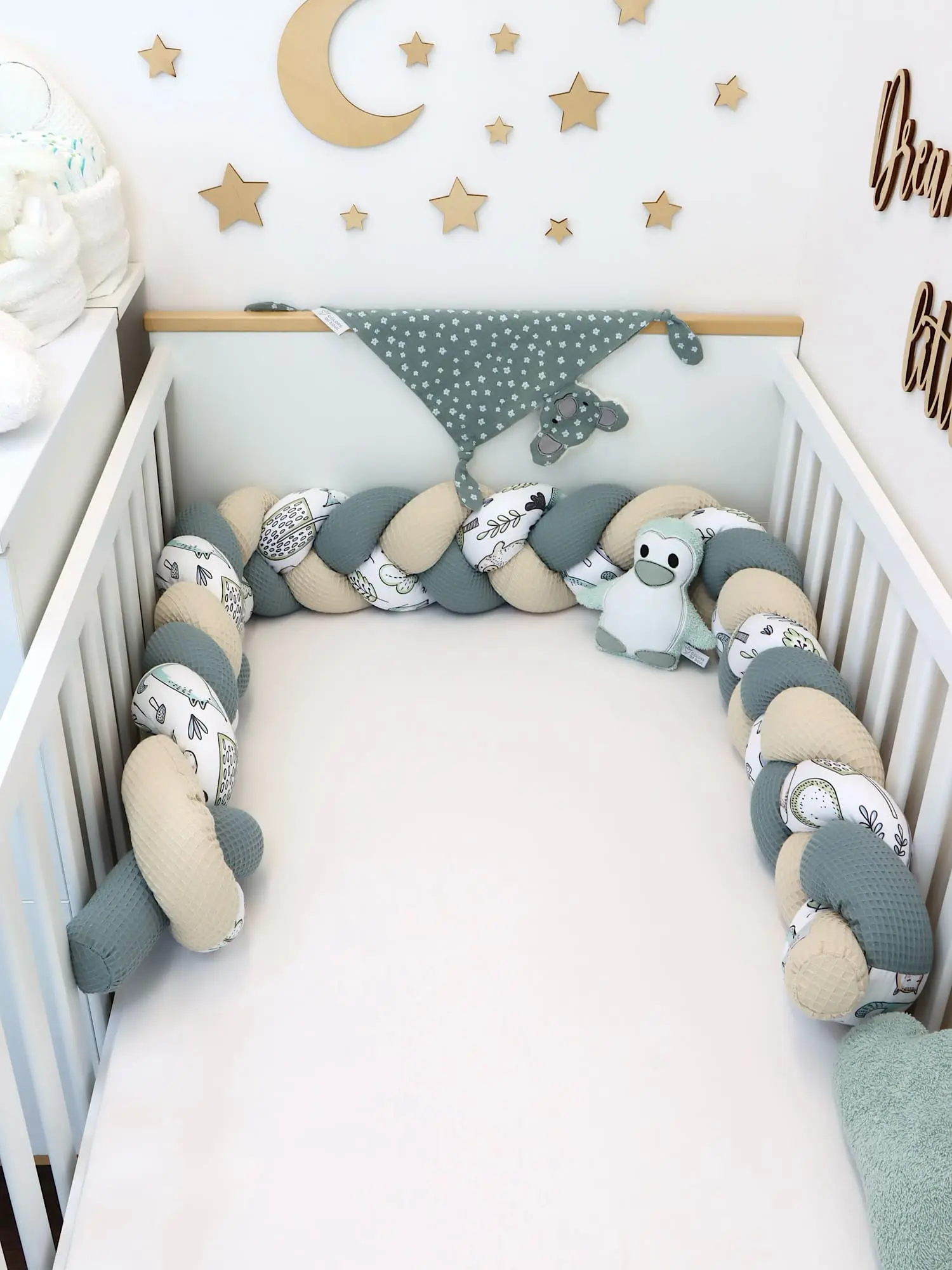 Bettschlange fürs Babybett mit Waffelpique Light Sand dusty Altmint und Waldfreunde-Muster