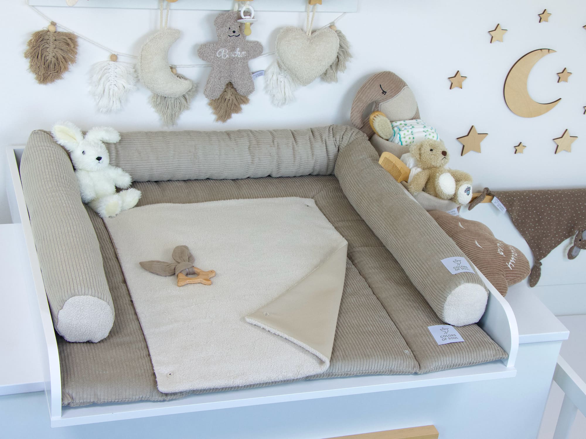 Beige Wickelauflage mit Umrandung für modernes Babyzimmer